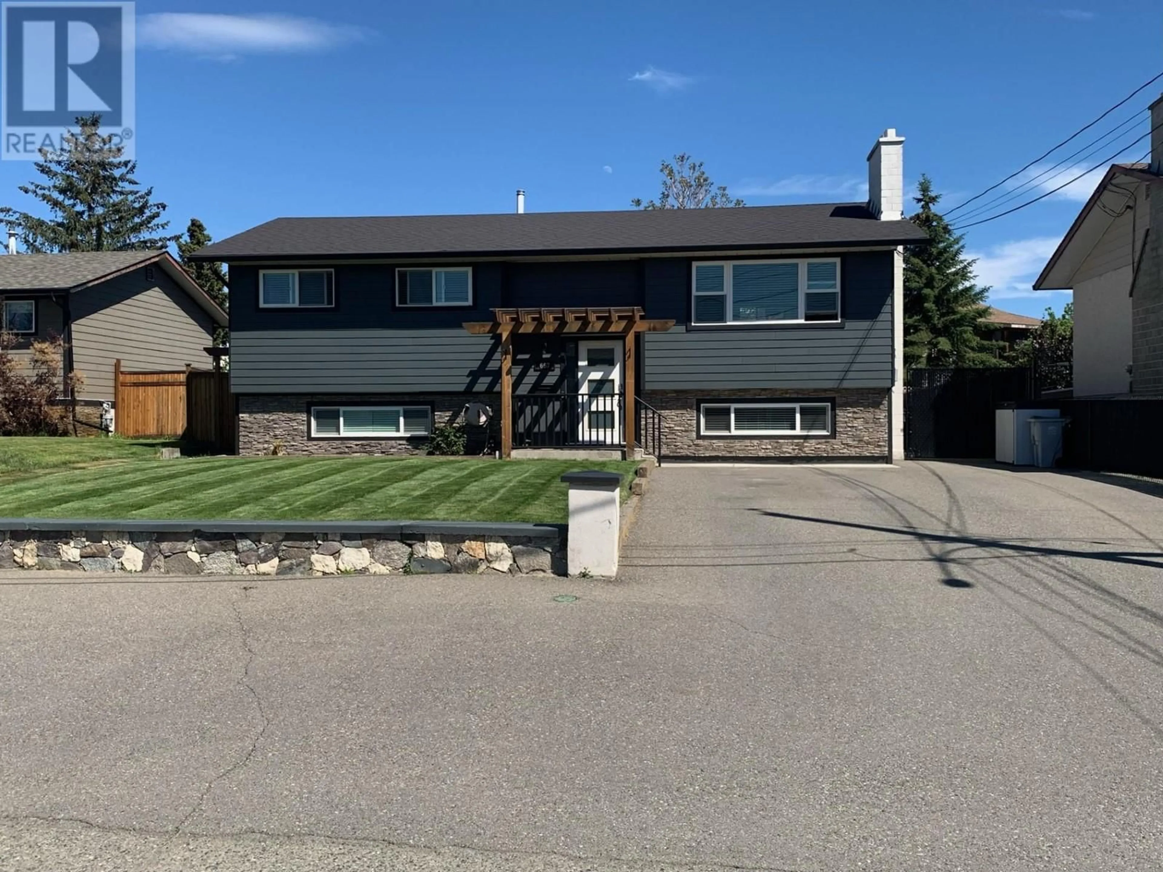 Home with vinyl exterior material, street for 667 CAMBRIDGE CRESCENT, Kamloops British Columbia V2B5B7