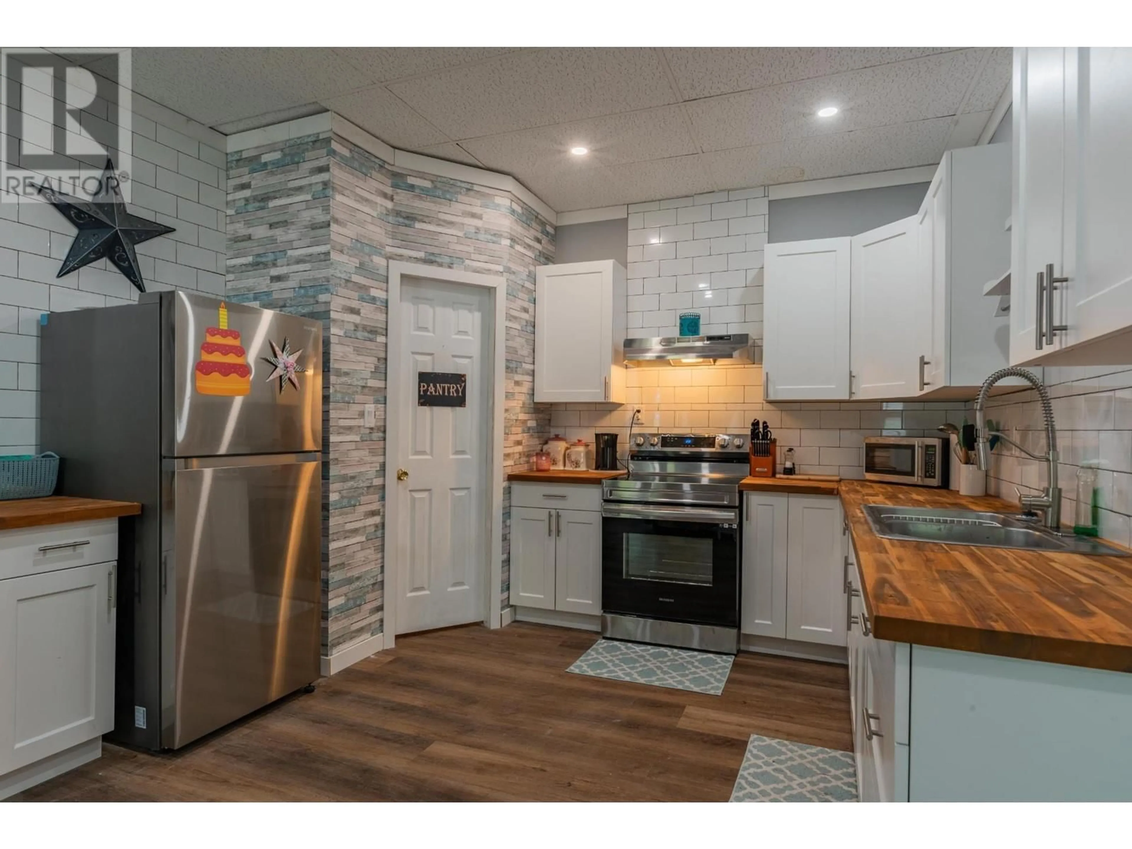 Open concept kitchen, wood/laminate floor for 2194 SIXTH AVENUE, Trail British Columbia V1R3B7
