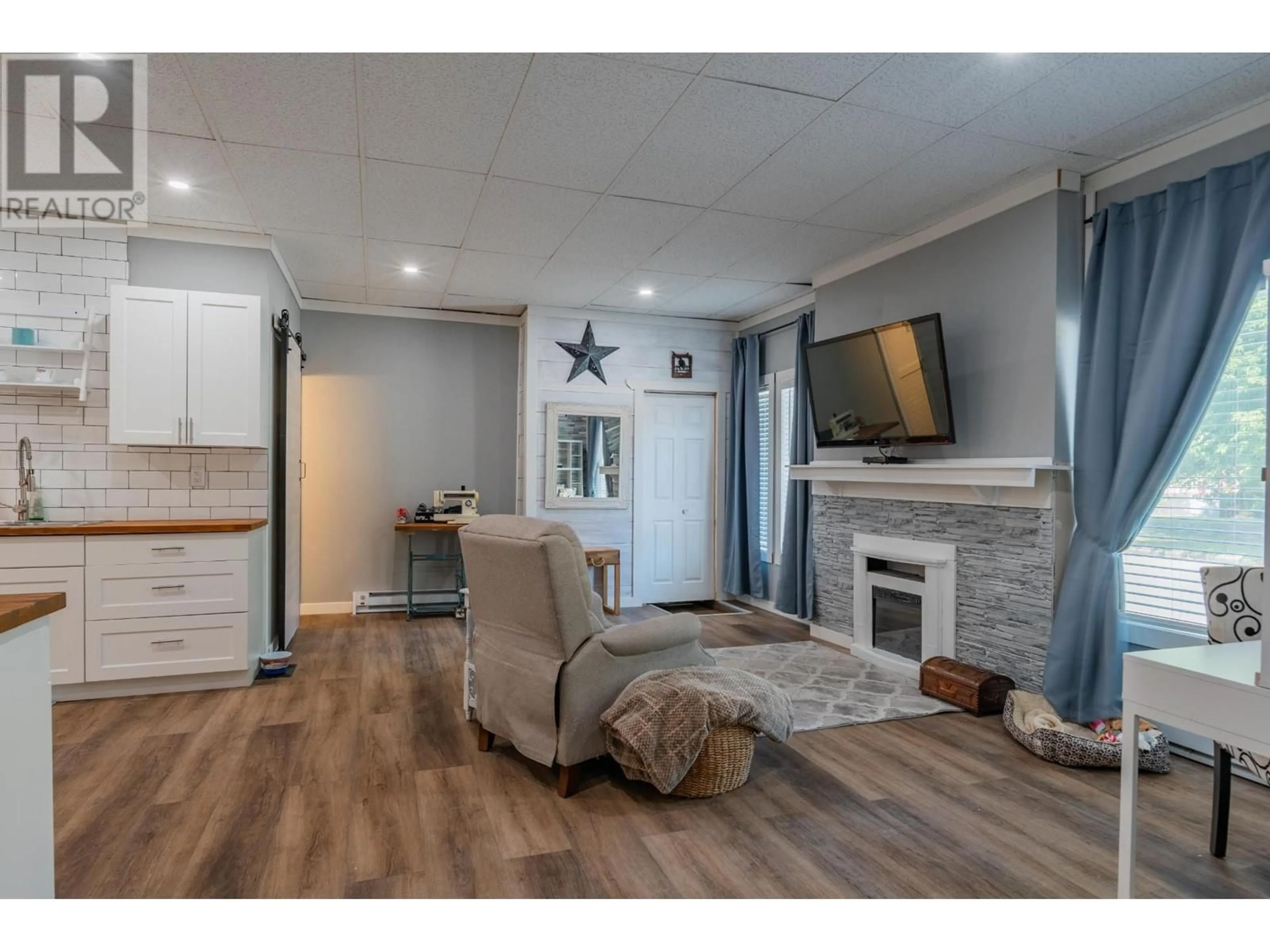 Living room with furniture, wood/laminate floor for 2194 SIXTH AVENUE, Trail British Columbia V1R3B7