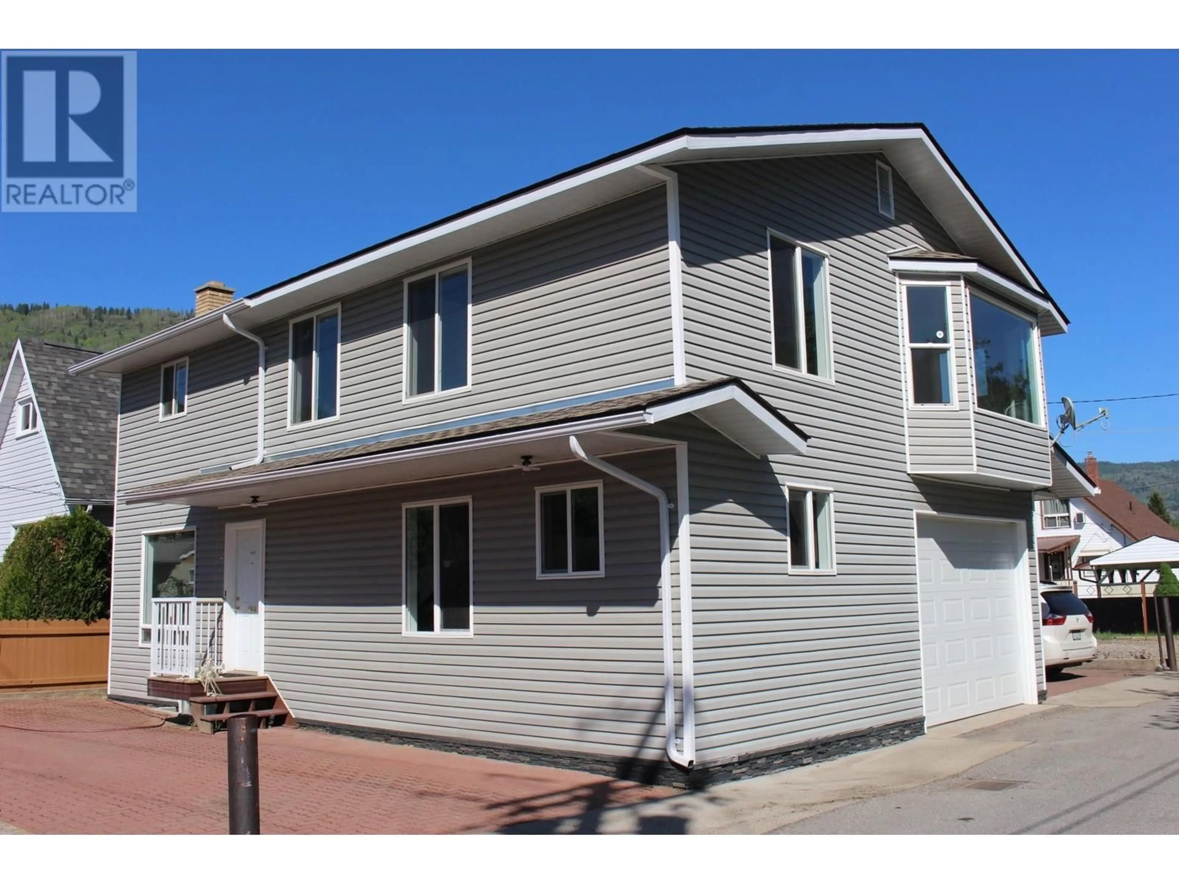 Home with vinyl exterior material, street for 1610 MCBRIDE STREET, Trail British Columbia V1R2Z6
