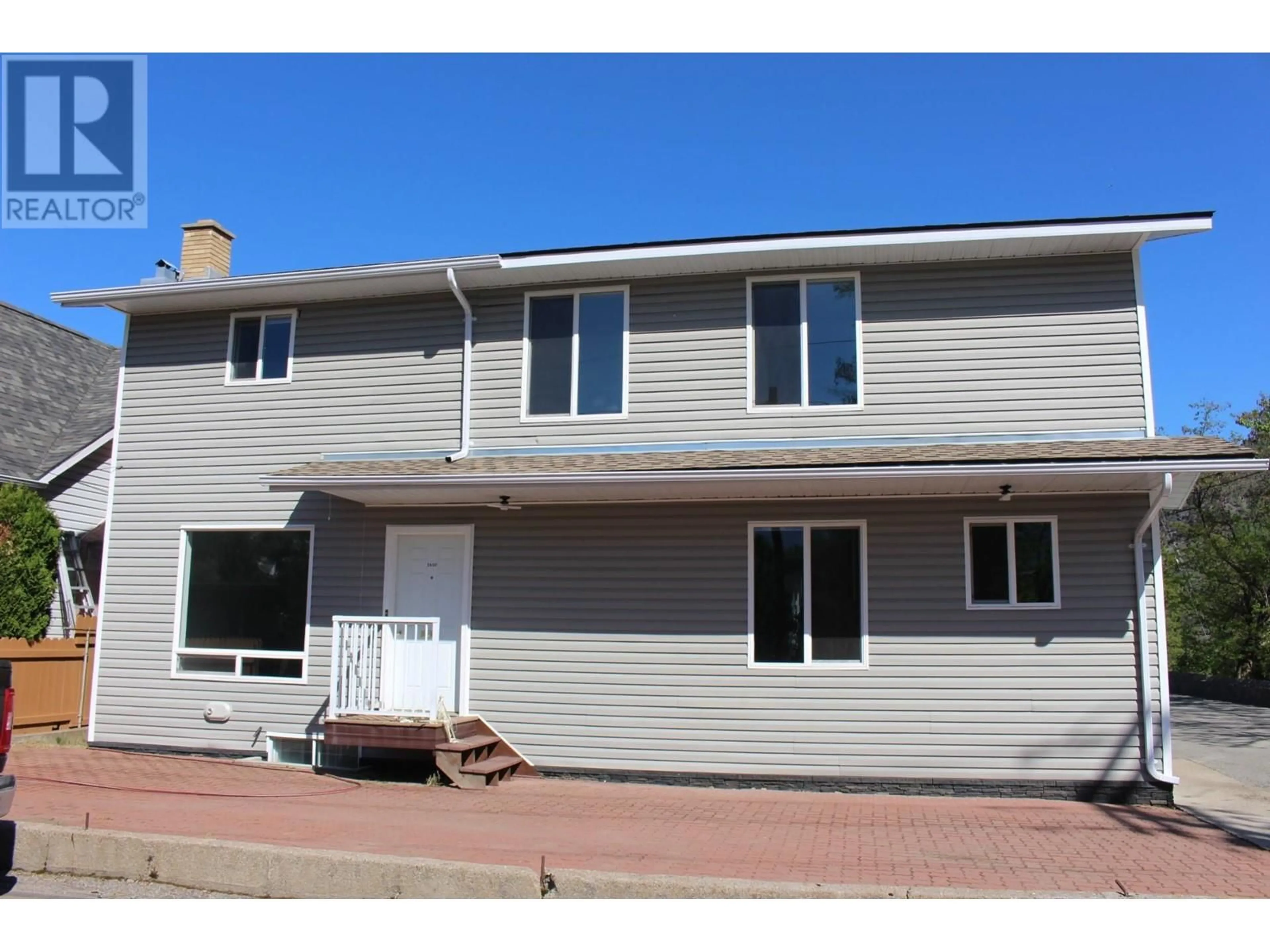 Home with vinyl exterior material, street for 1610 MCBRIDE STREET, Trail British Columbia V1R2Z6