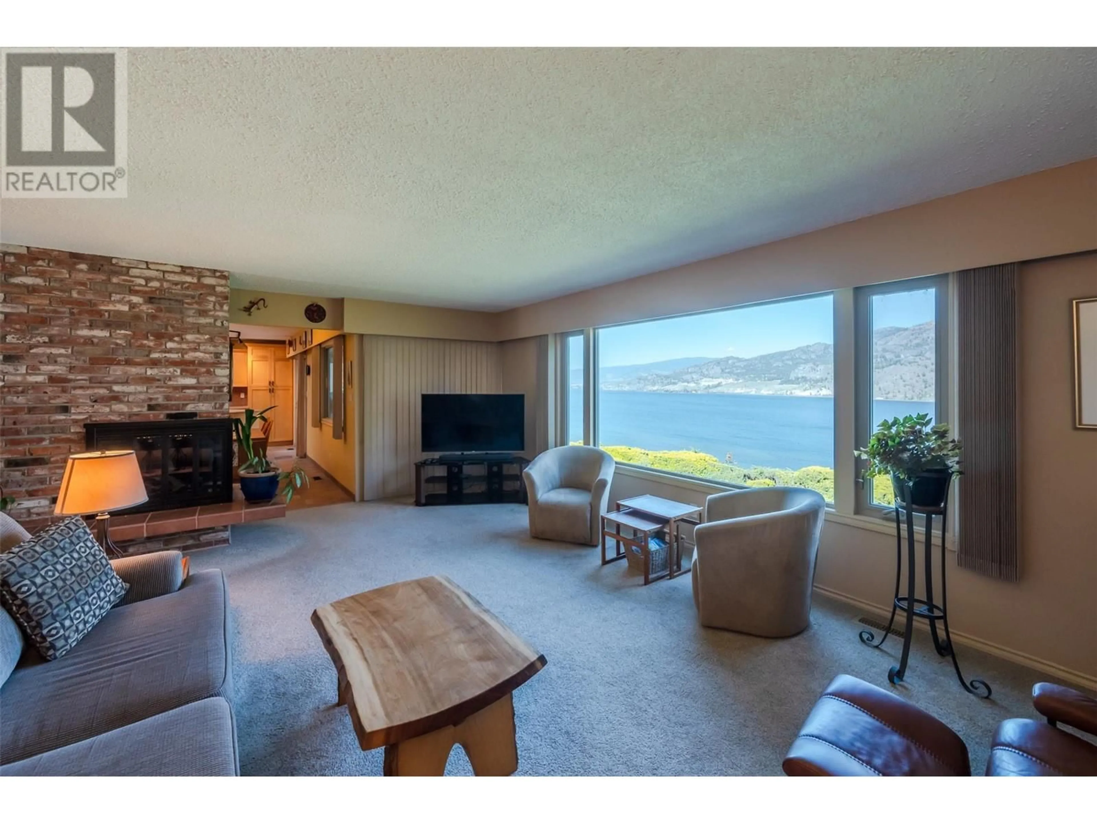 Living room with furniture, unknown for 484 PINEVIEW DRIVE, Kaleden British Columbia V0H1K0