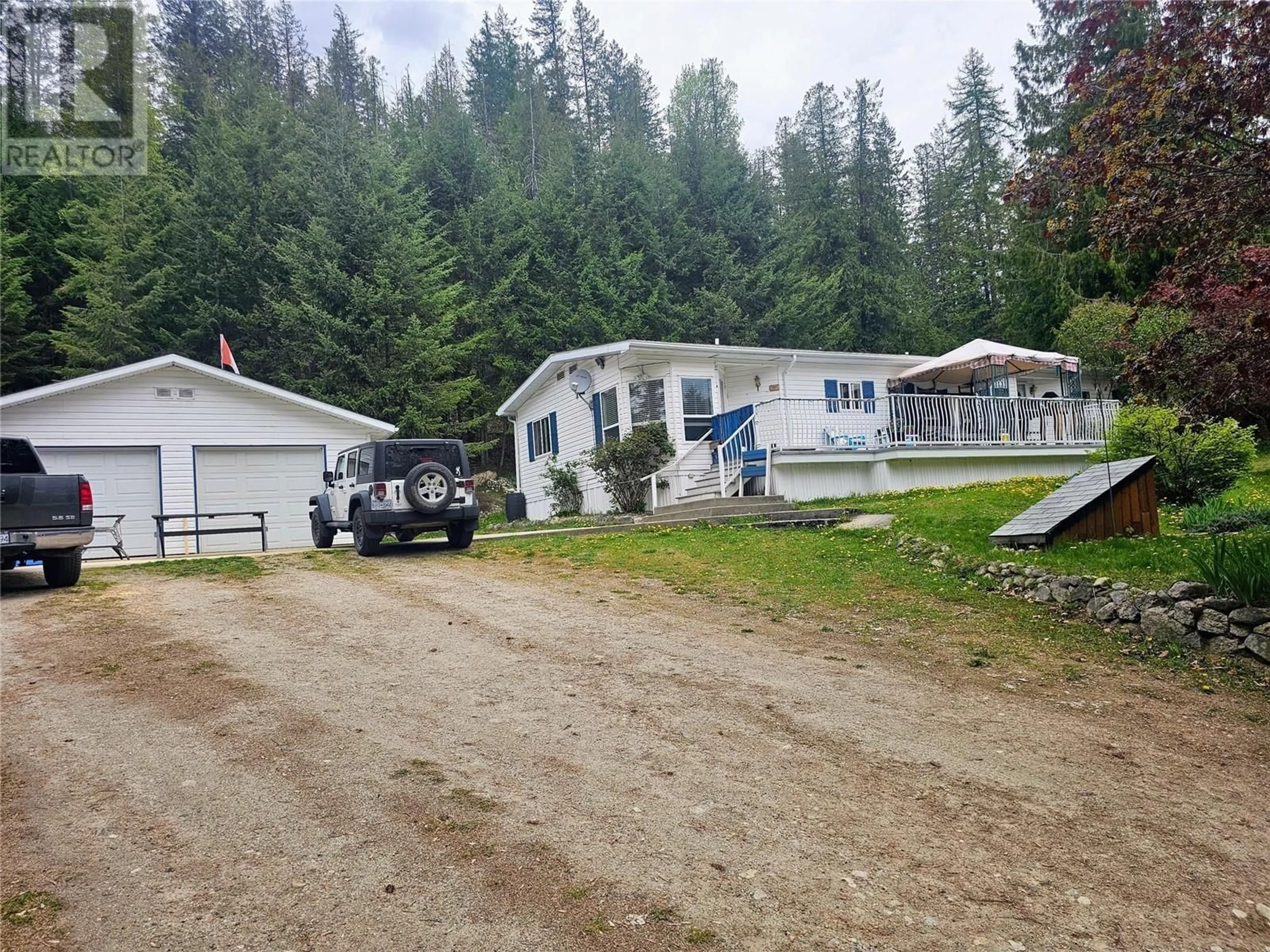 A pic from outside/outdoor area/front of a property/back of a property/a pic from drone, unknown for 2861 SIX MILE LAKES ROAD, Nelson British Columbia V1L6W3