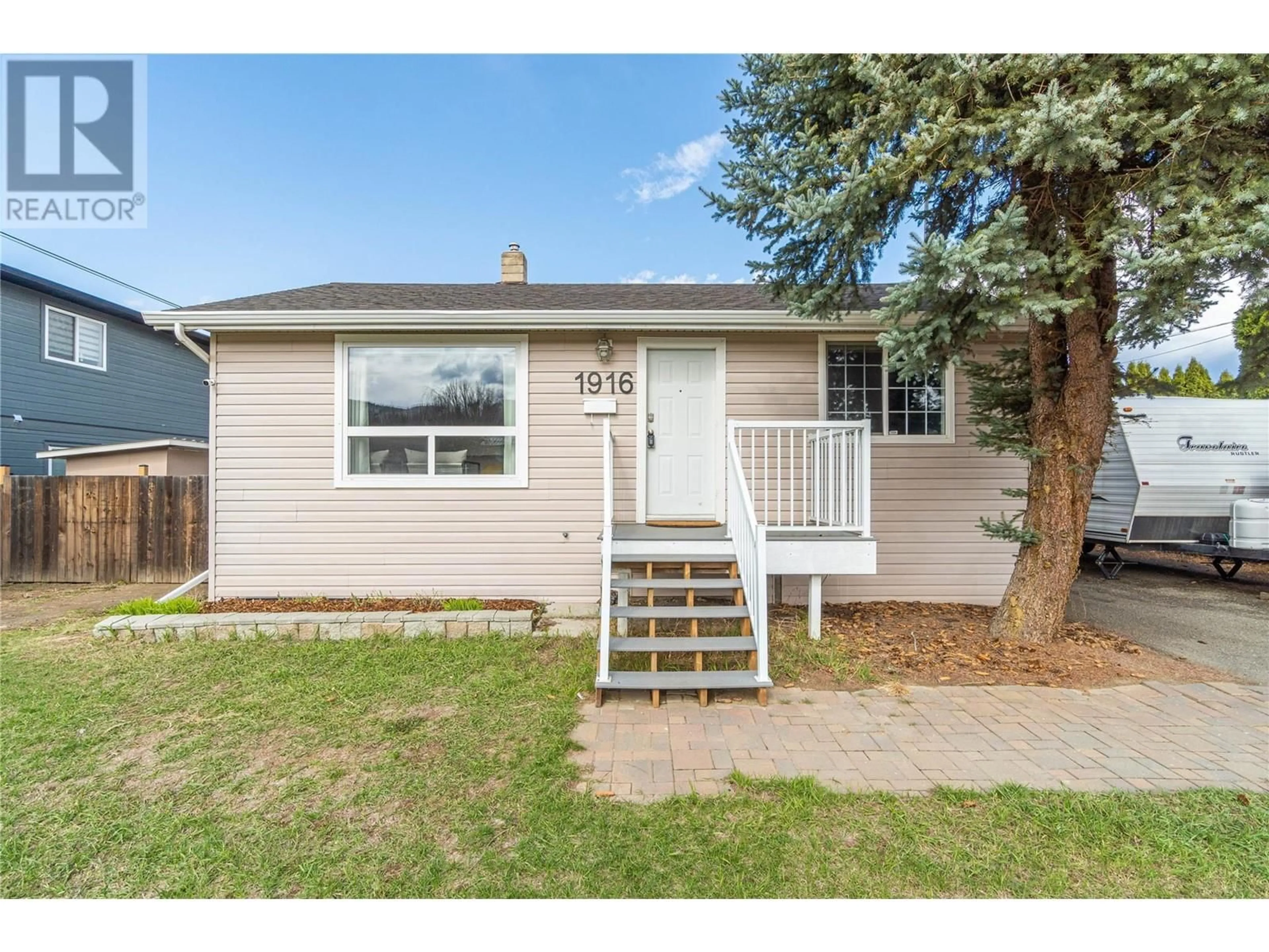 Home with vinyl exterior material, street for 1916 SUNNYCREST AVENUE, Kamloops British Columbia V2B4M1