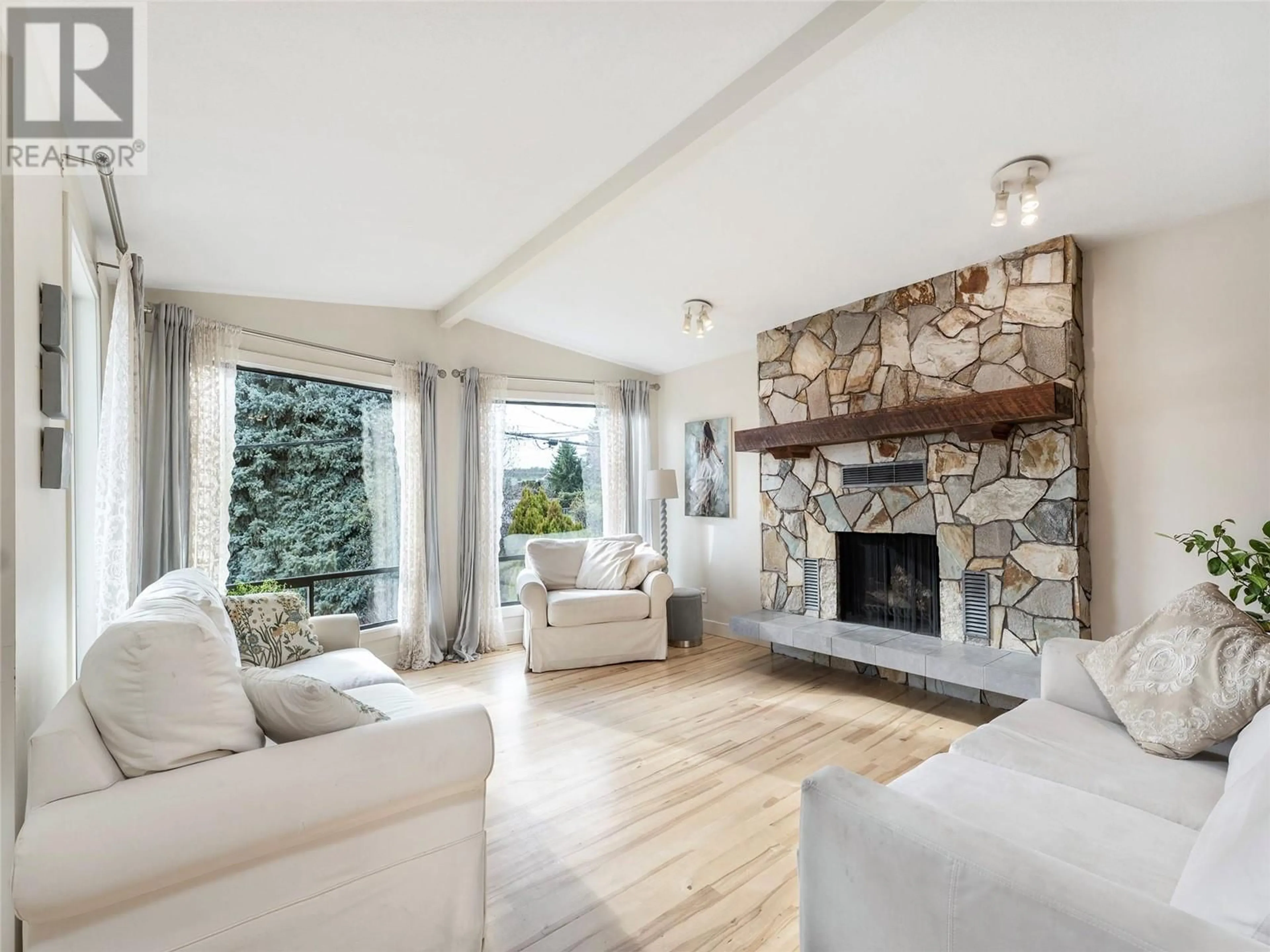 Living room with furniture, wood/laminate floor for 9001 HUSBAND ROAD, Coldstream British Columbia V1B1M8