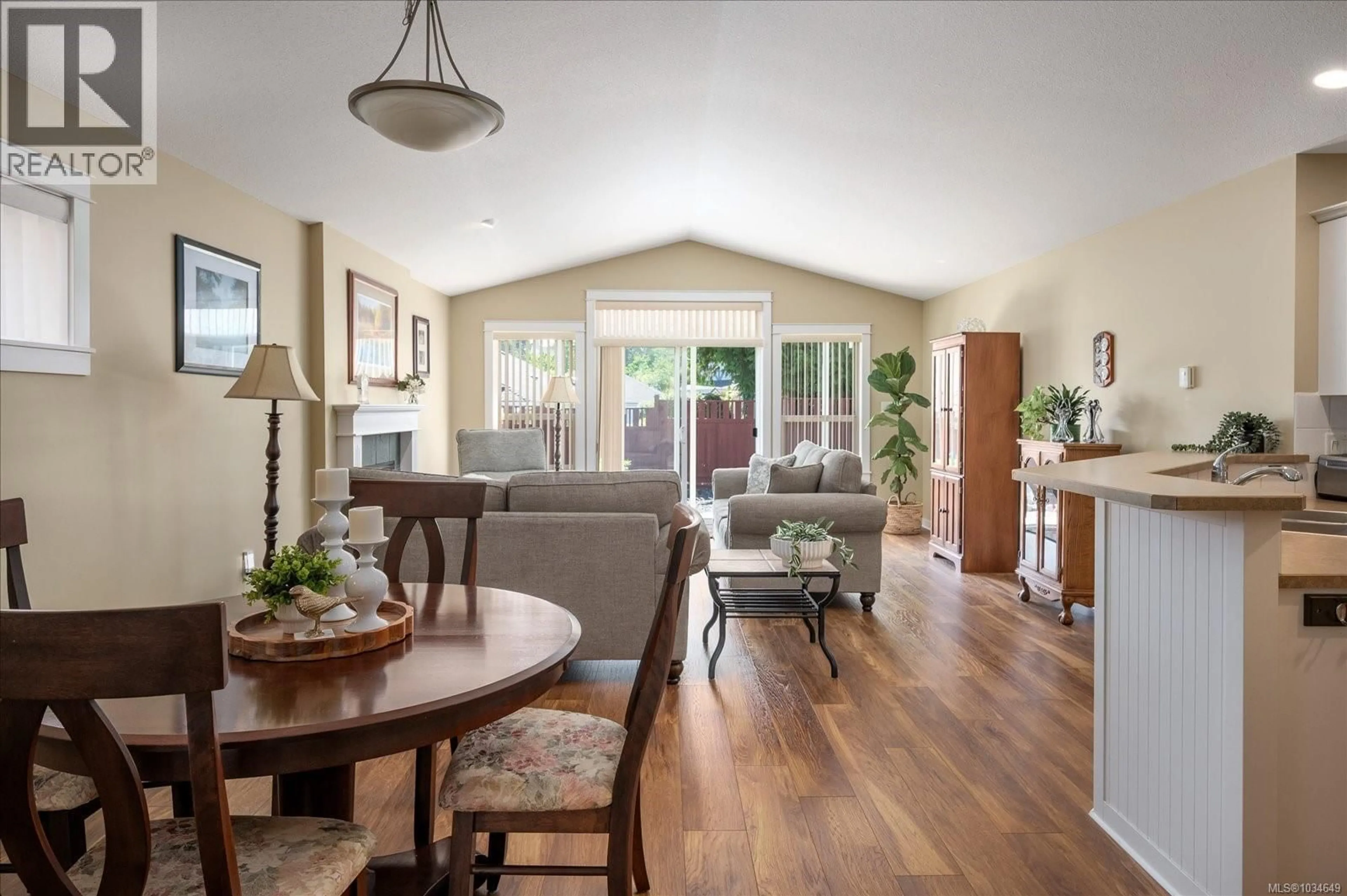 Living room with furniture, wood/laminate floor for 136 MERIDIAN WAY, Parksville British Columbia V9P2Z2