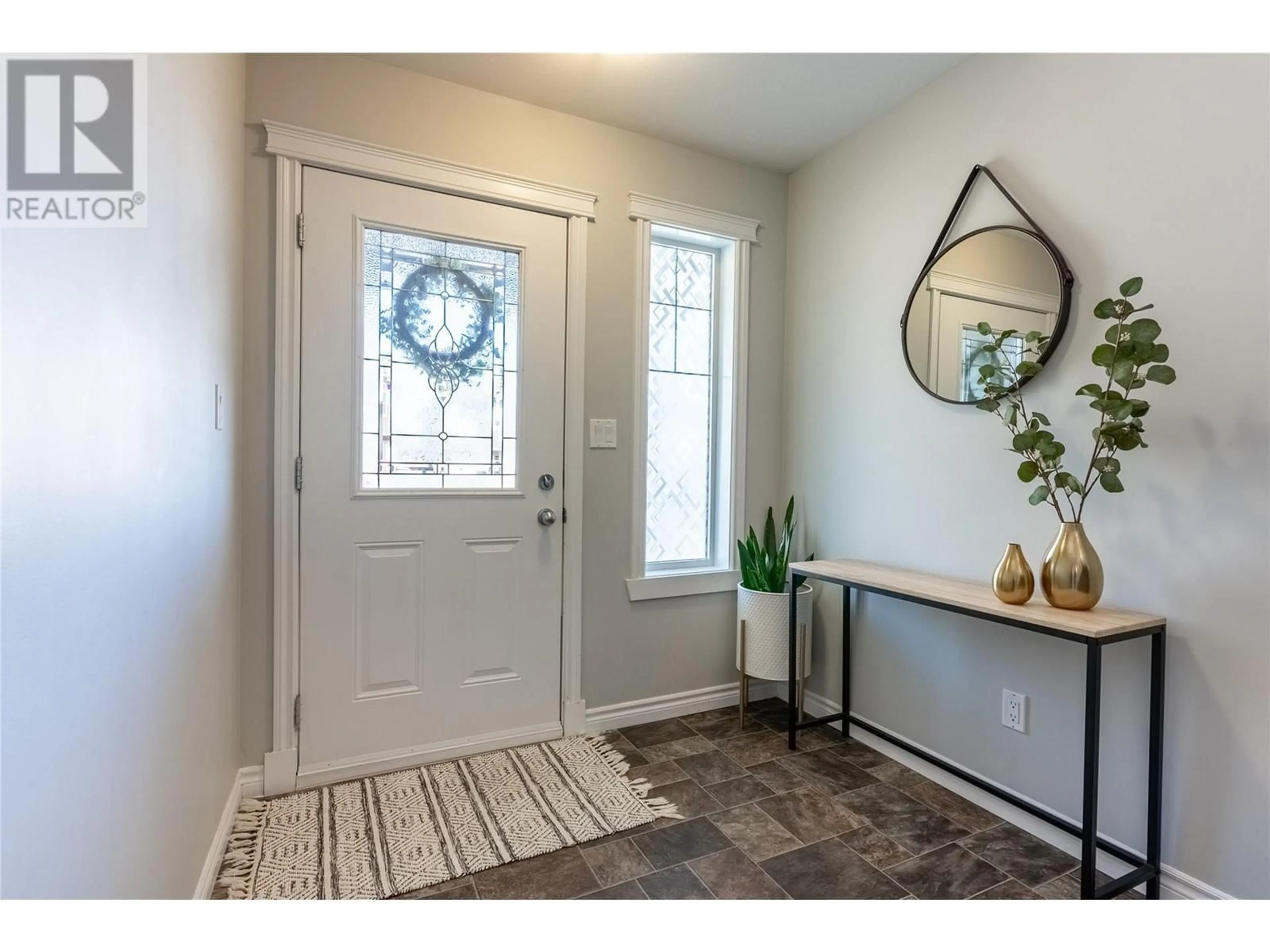 Indoor entryway for 1808 PRIMROSE CRESCENT, Kamloops British Columbia V1S0A6