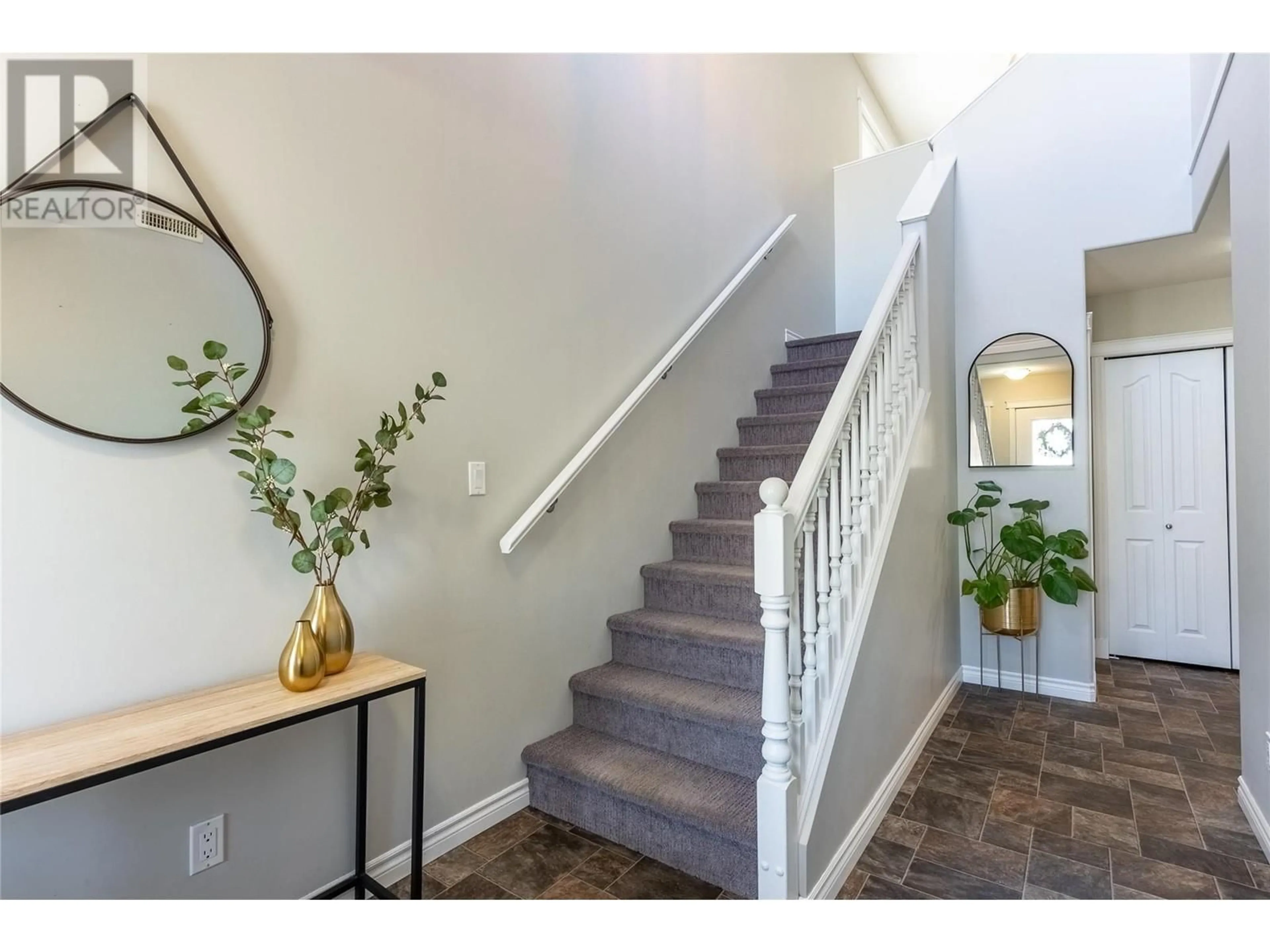 Indoor entryway for 1808 PRIMROSE CRESCENT, Kamloops British Columbia V1S0A6