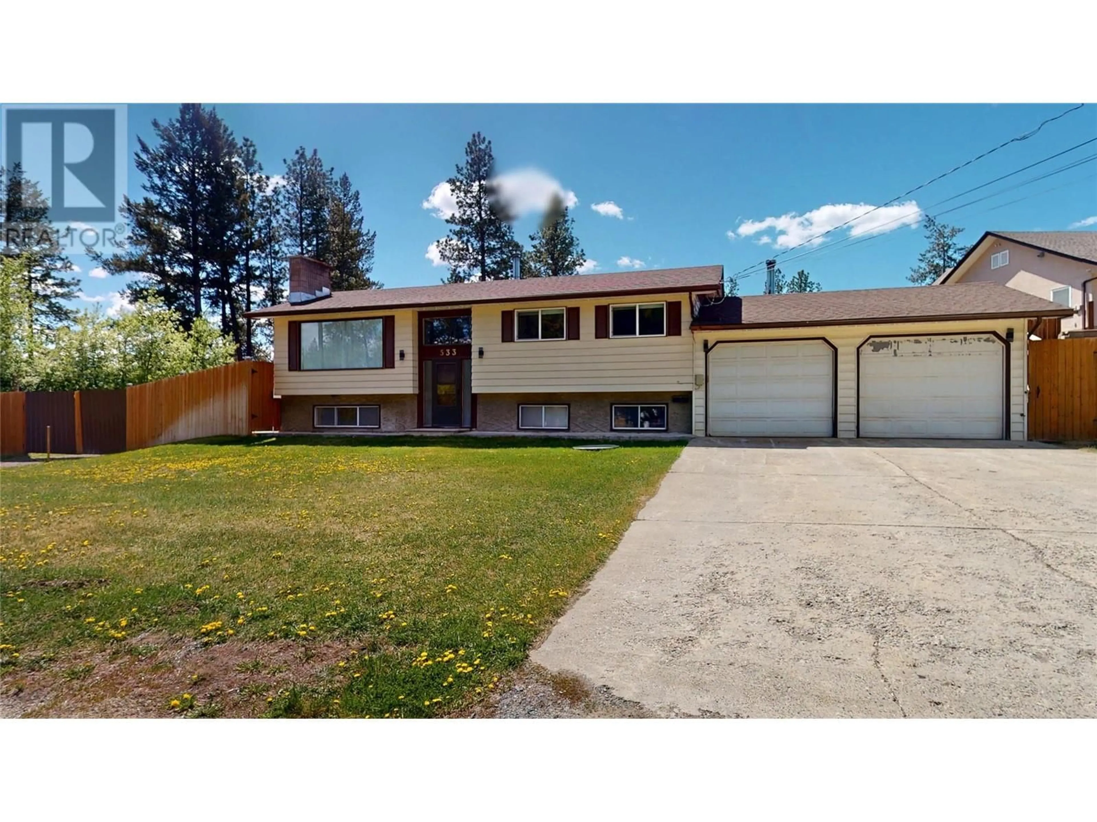 Home with vinyl exterior material, street for 533 WOODLAND DRIVE NORTHWEST, Cranbrook British Columbia V1C6V2