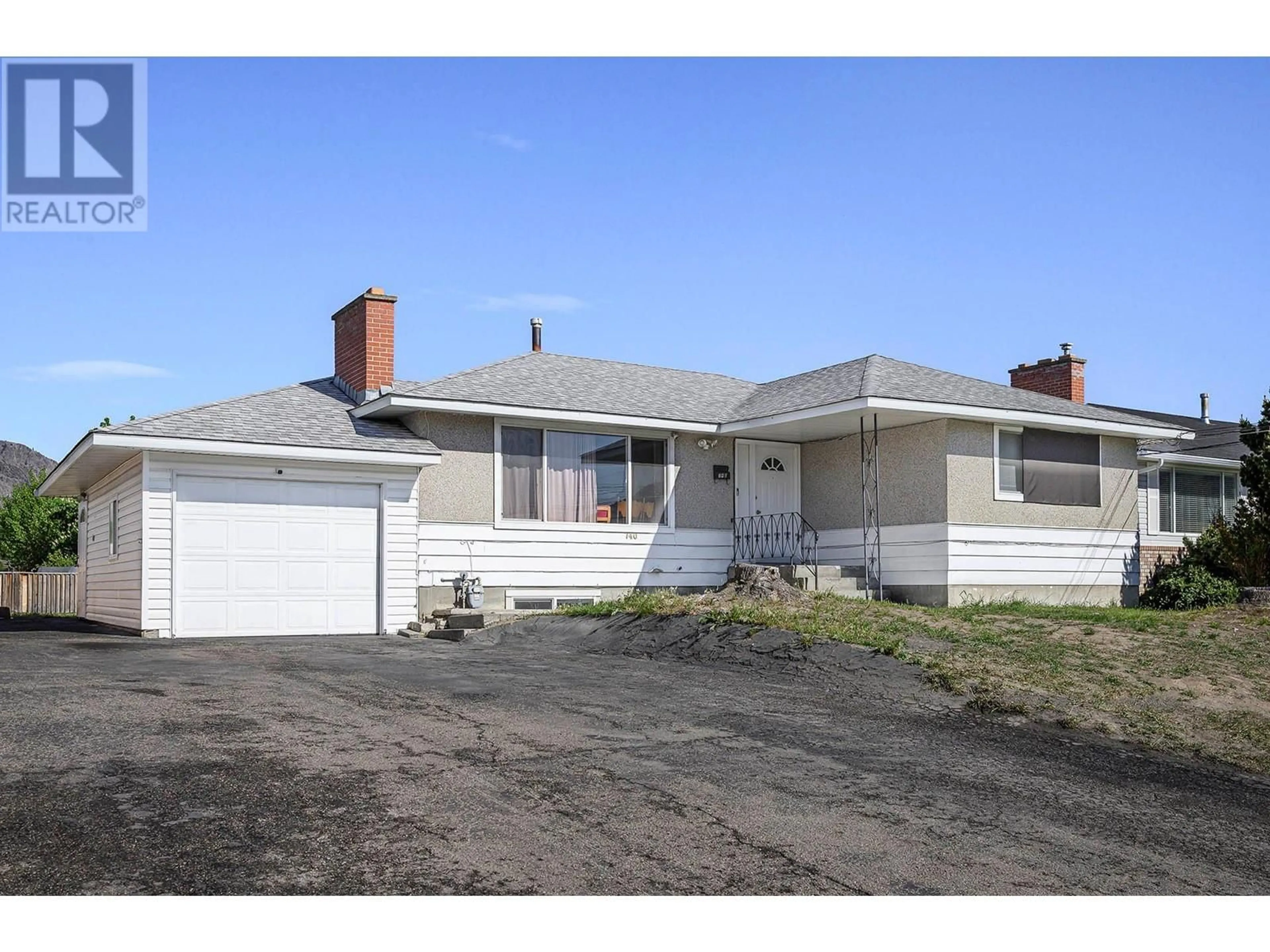 Home with vinyl exterior material, street for 740 10 STREET, Kamloops British Columbia V2B2Z7