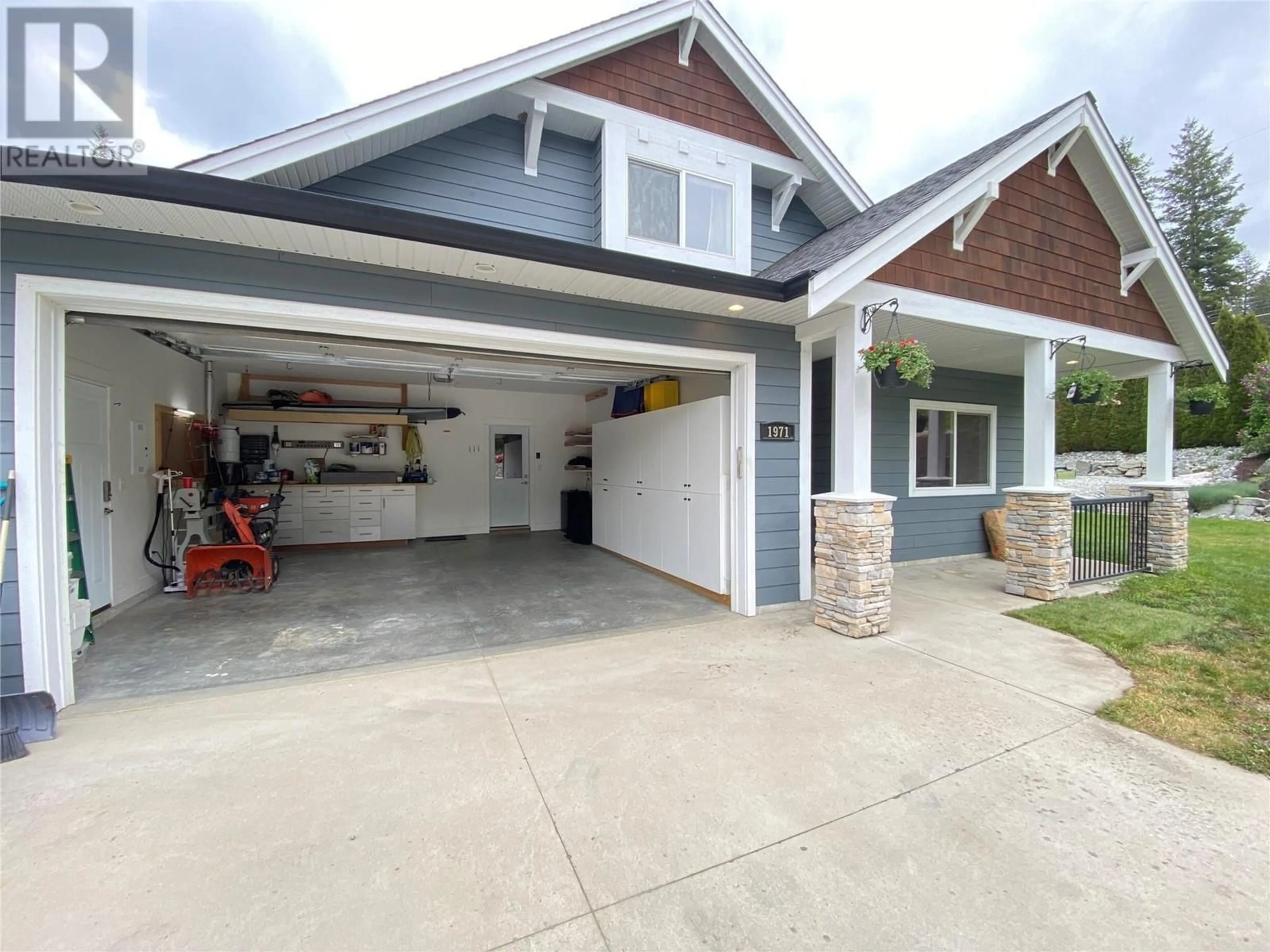 Indoor garage for 1971 AUTO ROAD SOUTHEAST, Salmon Arm British Columbia V1E2J8