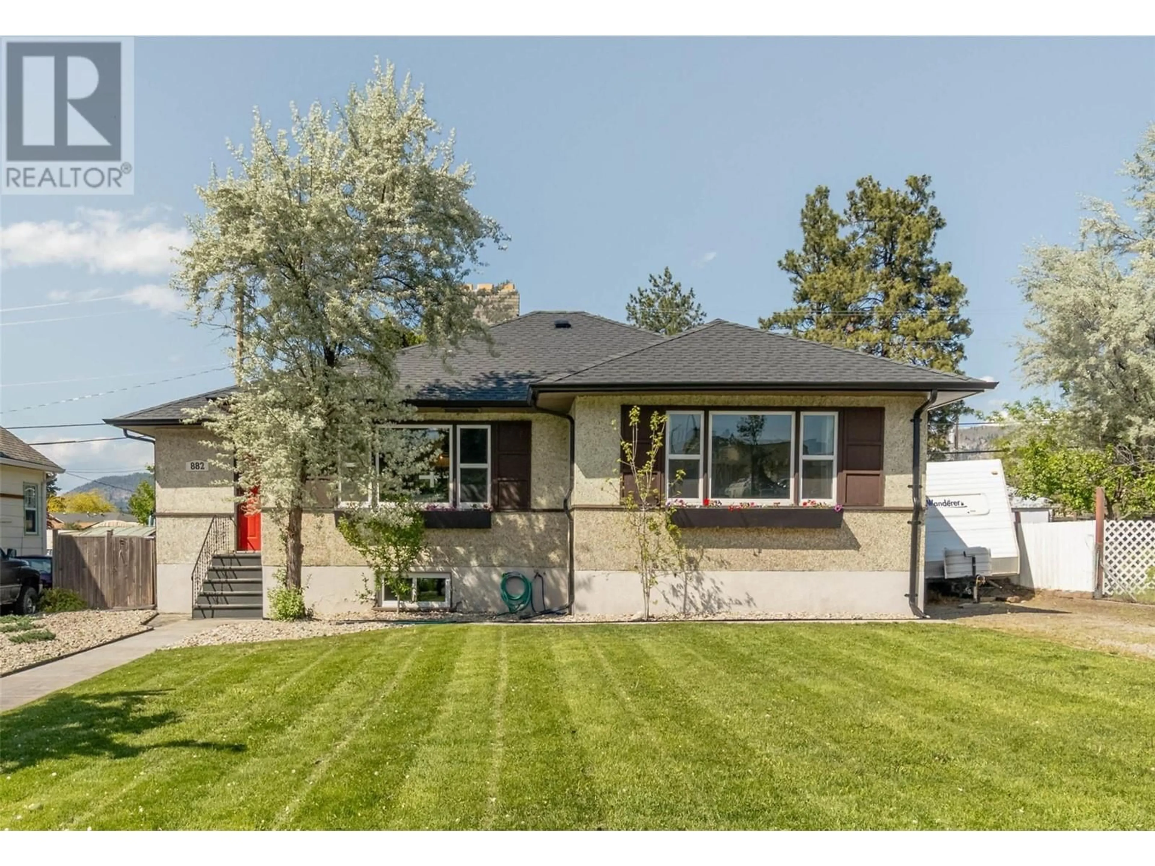 Home with vinyl exterior material, unknown for 882 MCKINNEY ROAD, Oliver British Columbia V0H1T3
