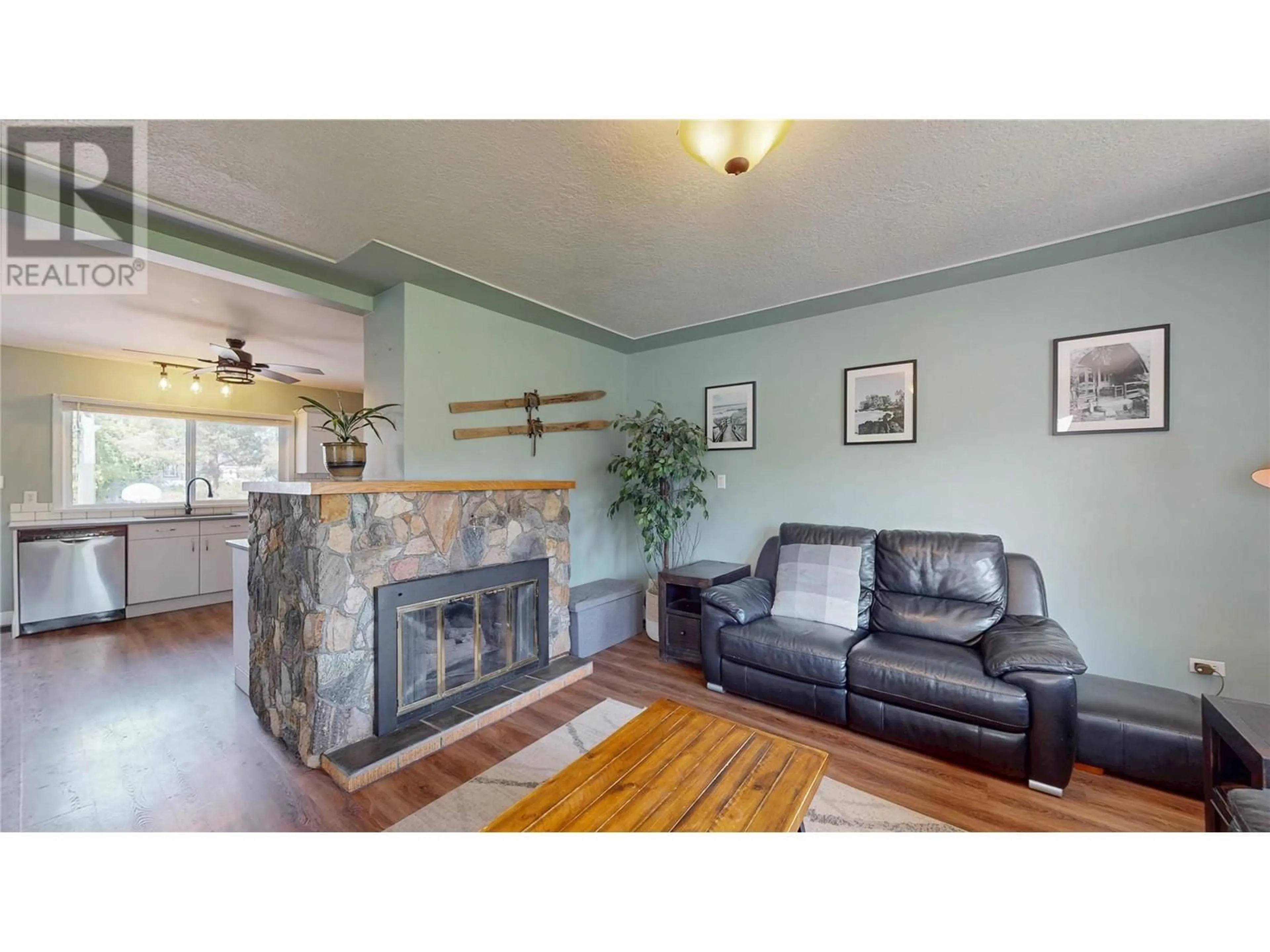 Living room with furniture, unknown for 882 MCKINNEY ROAD, Oliver British Columbia V0H1T3