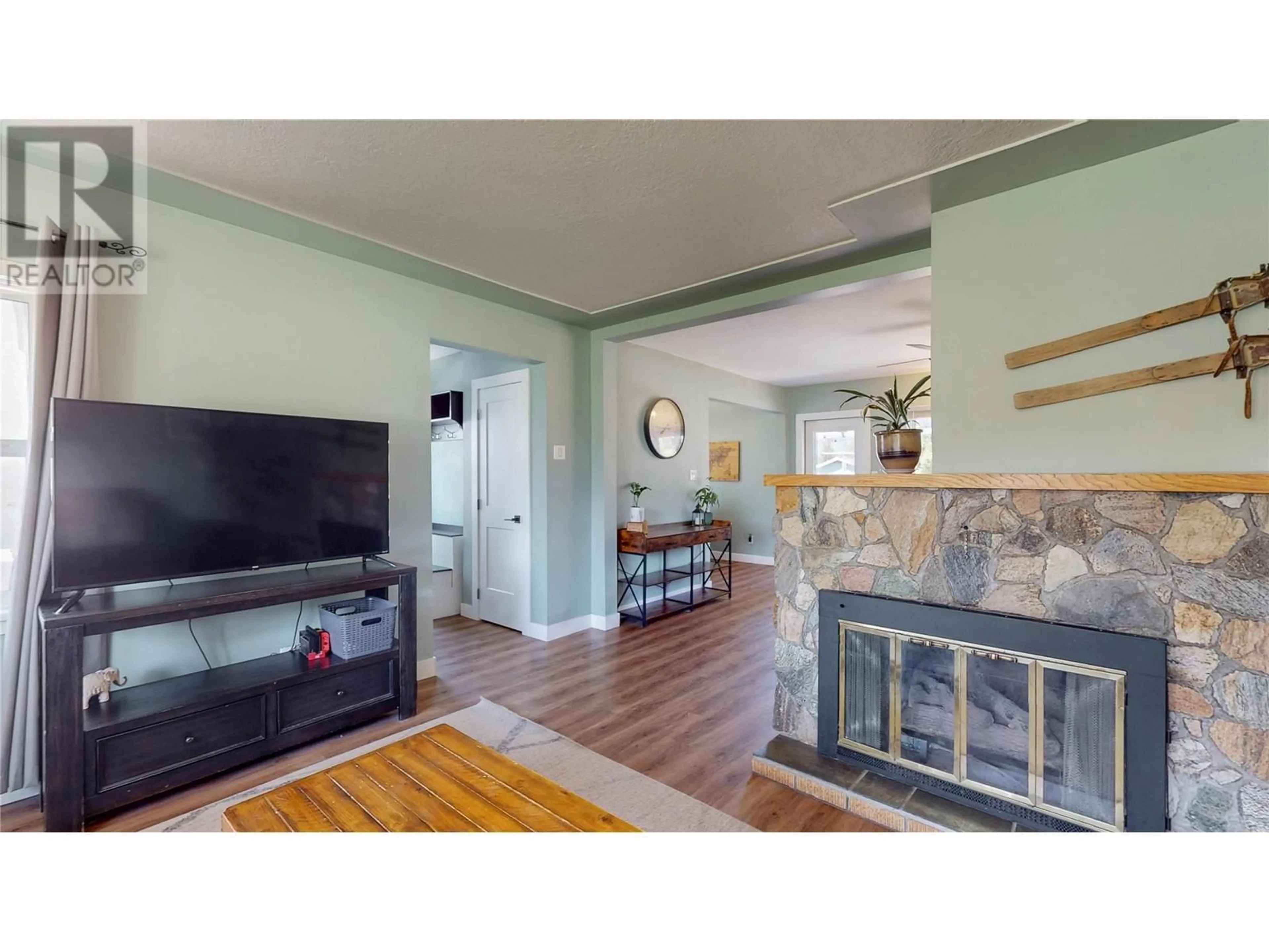 Living room with furniture, unknown for 882 MCKINNEY ROAD, Oliver British Columbia V0H1T3