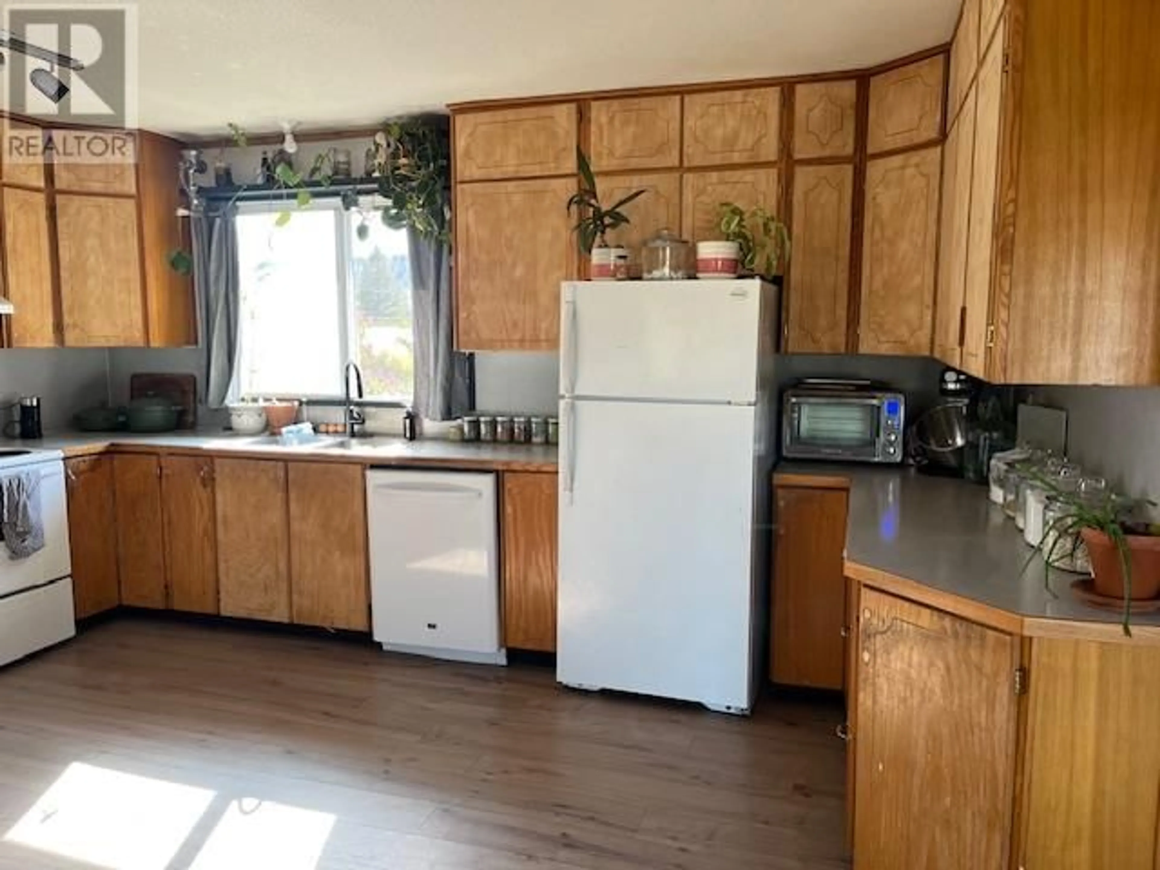Standard kitchen, wood/laminate floor for 9704 JULIA STREET, Summerland British Columbia V0H1Z5