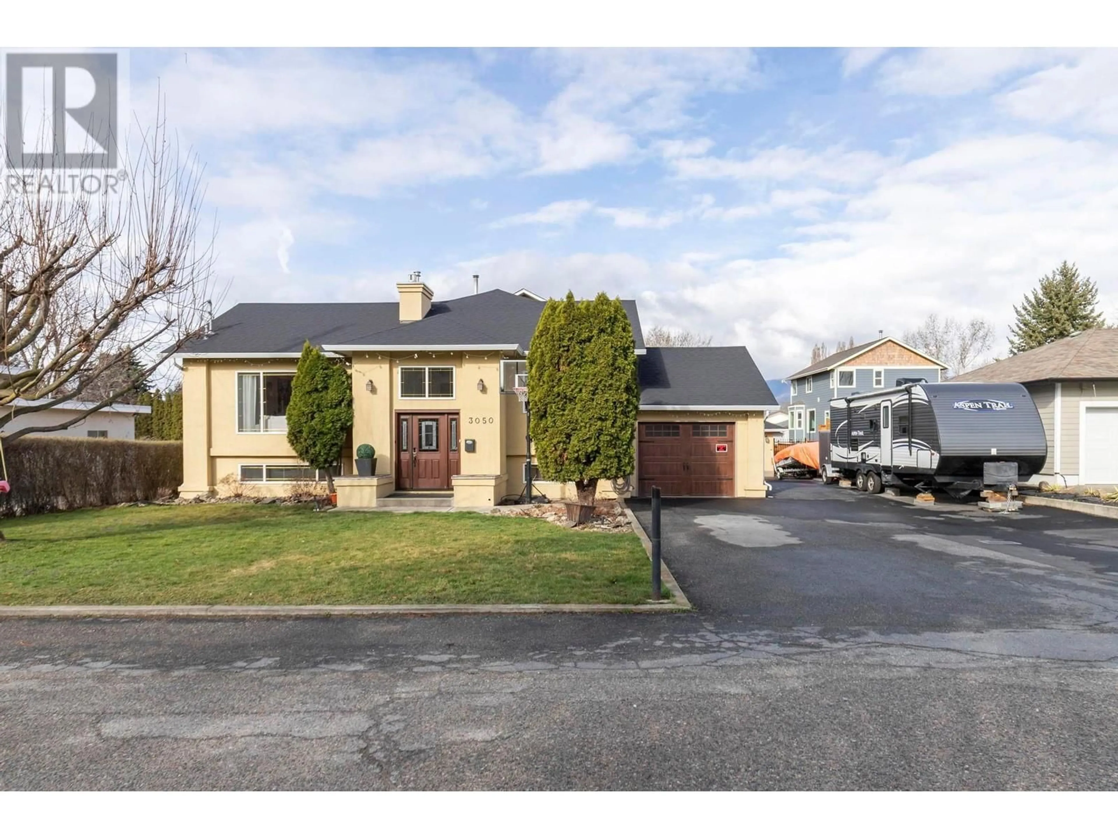 A pic from outside/outdoor area/front of a property/back of a property/a pic from drone, street for 3050 HOLLAND ROAD, Kelowna British Columbia V1W3P8