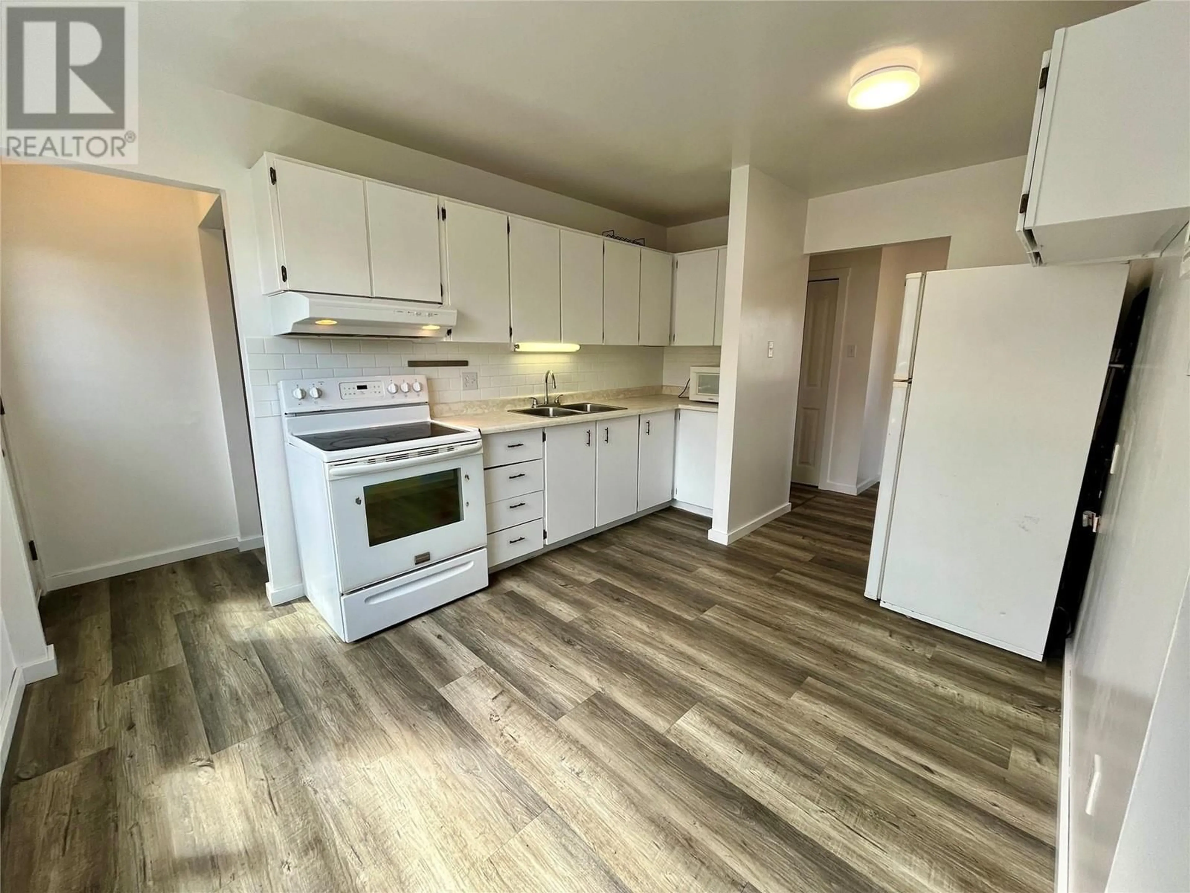 Standard kitchen, wood/laminate floor for 140 SPRUCE AVENUE, Tumbler Ridge British Columbia V0C2W0