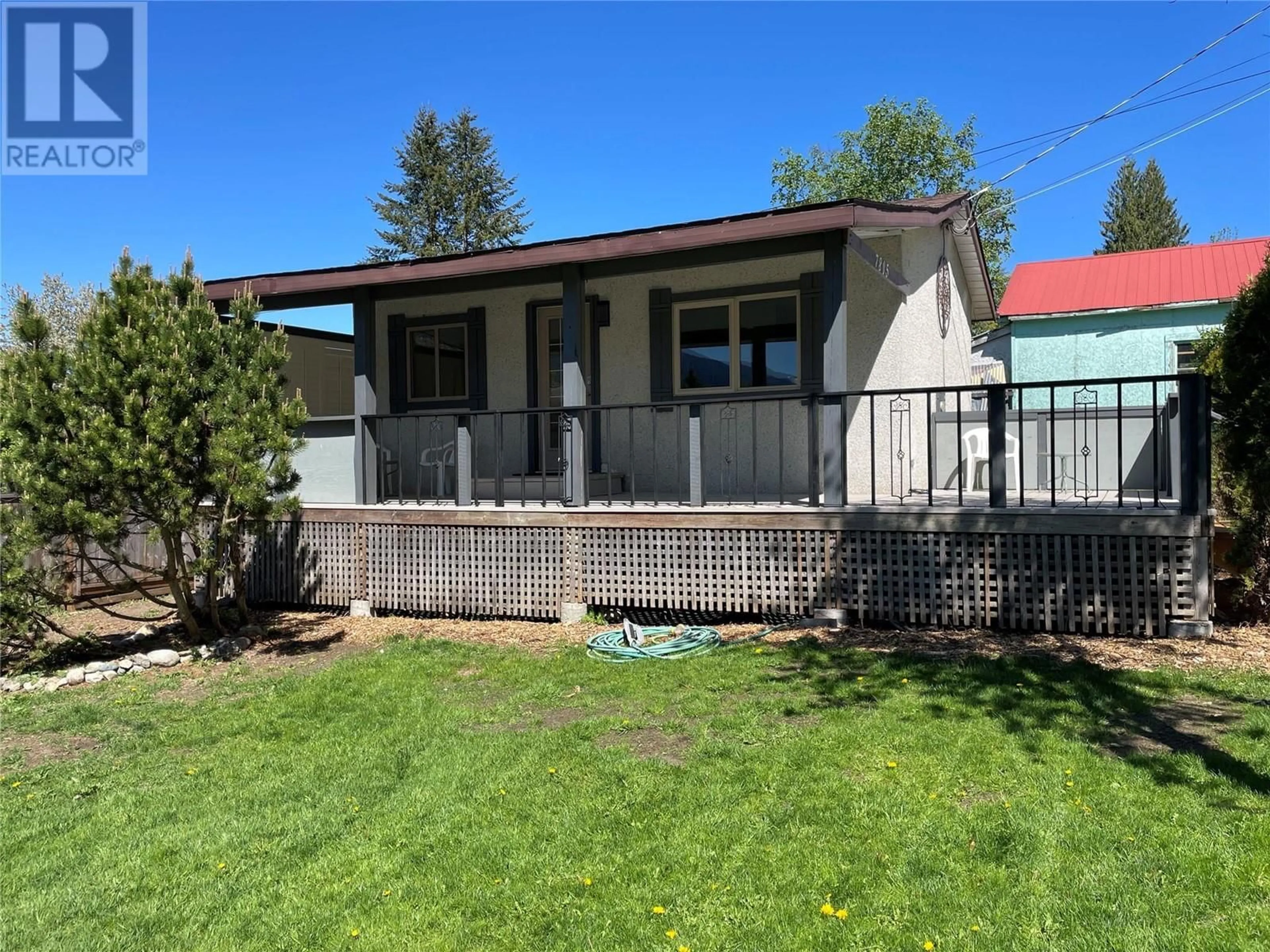 A pic from outside/outdoor area/front of a property/back of a property/a pic from drone, unknown for 7805 WOODSIDE AVENUE, Procter British Columbia V1L0B8