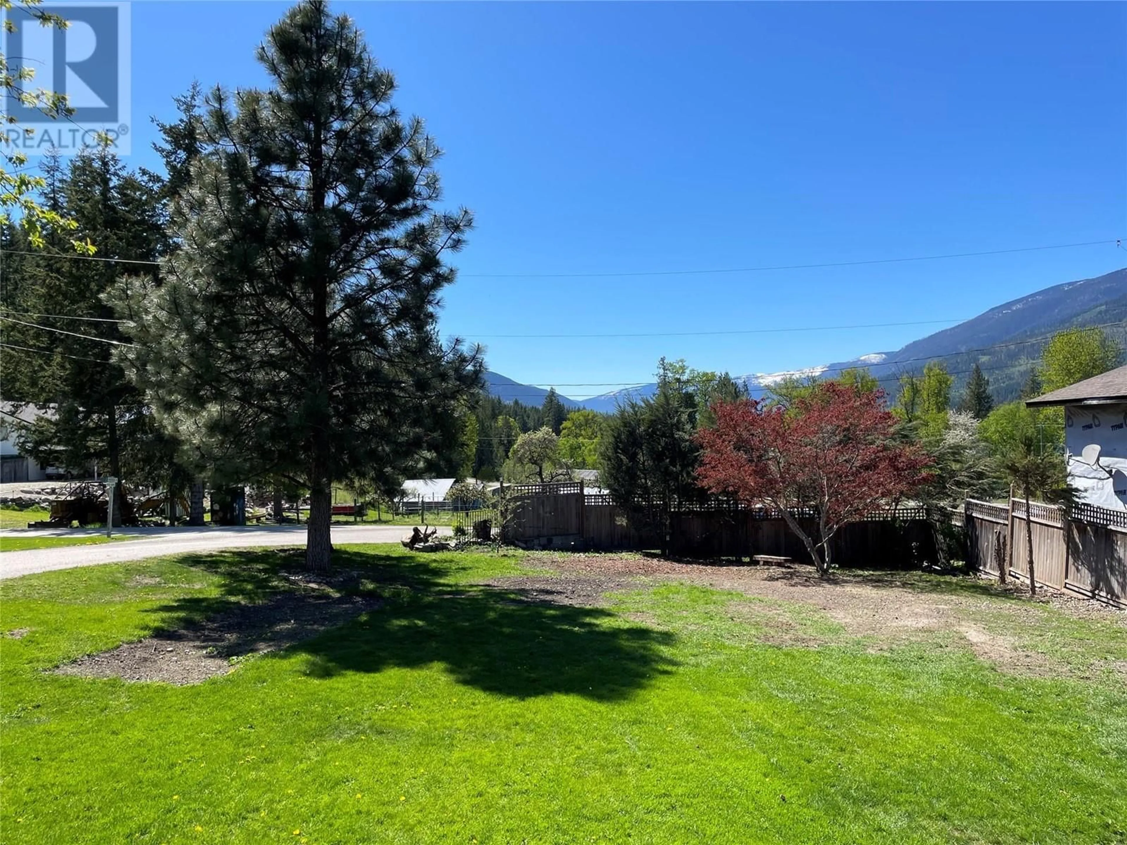 A pic from outside/outdoor area/front of a property/back of a property/a pic from drone, mountain view for 7805 WOODSIDE AVENUE, Procter British Columbia V1L0B8