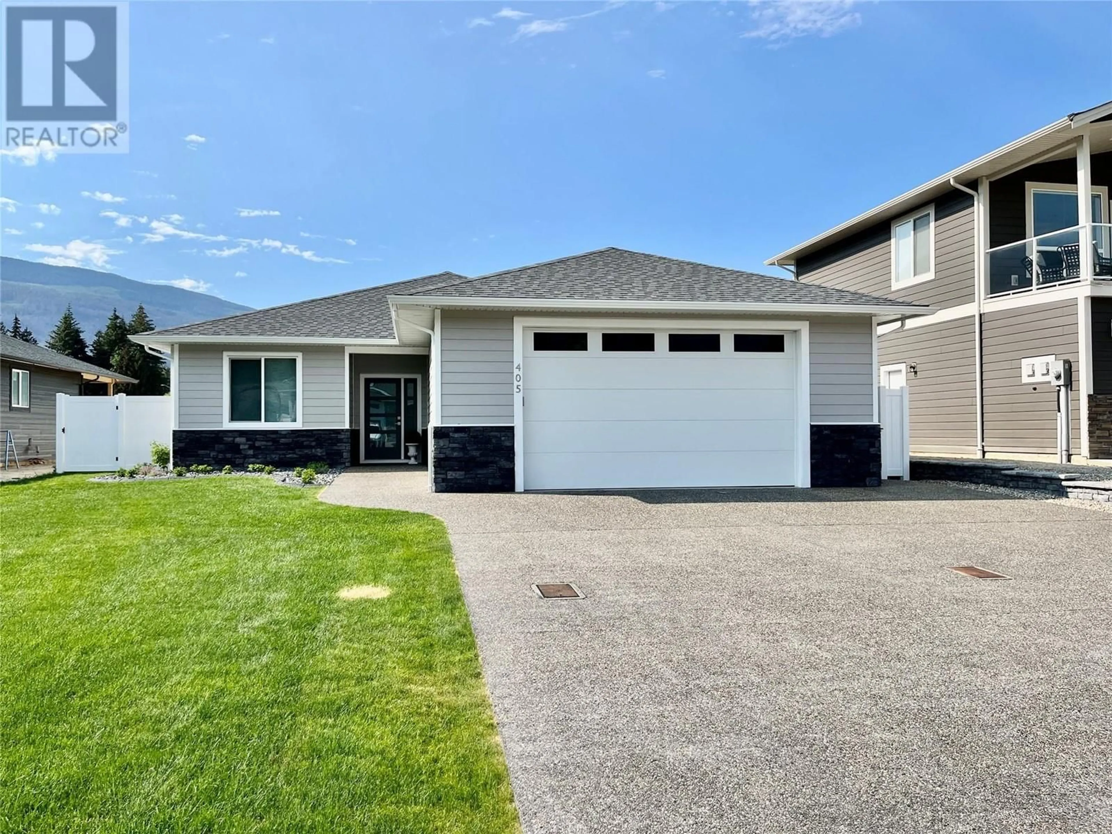 Home with vinyl exterior material, street for 405 MARTIN STREET, Sicamous British Columbia V0E2V0