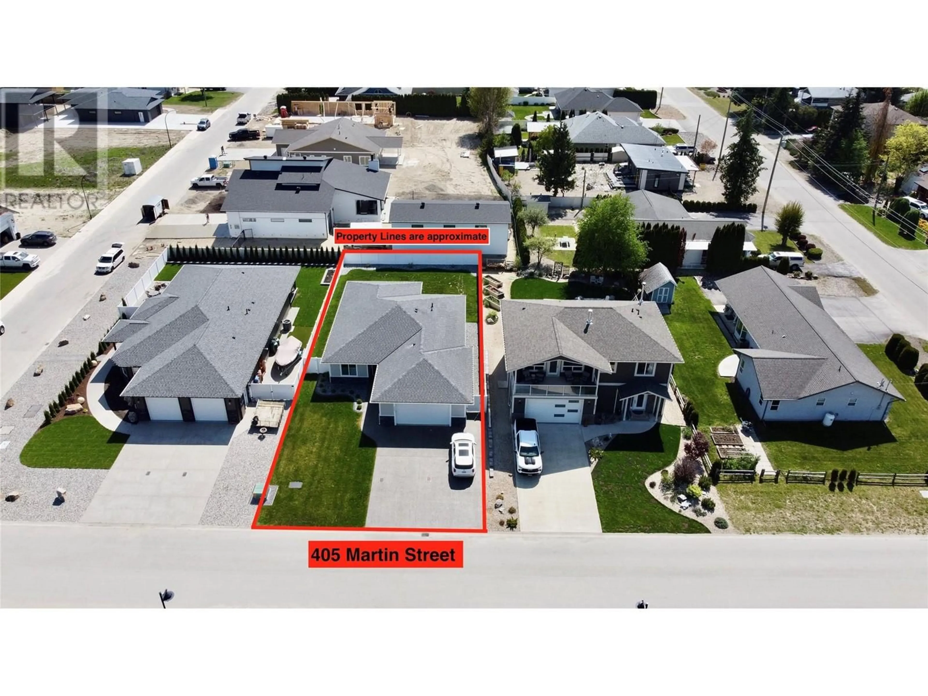 A pic from outside/outdoor area/front of a property/back of a property/a pic from drone, street for 405 MARTIN STREET, Sicamous British Columbia V0E2V0
