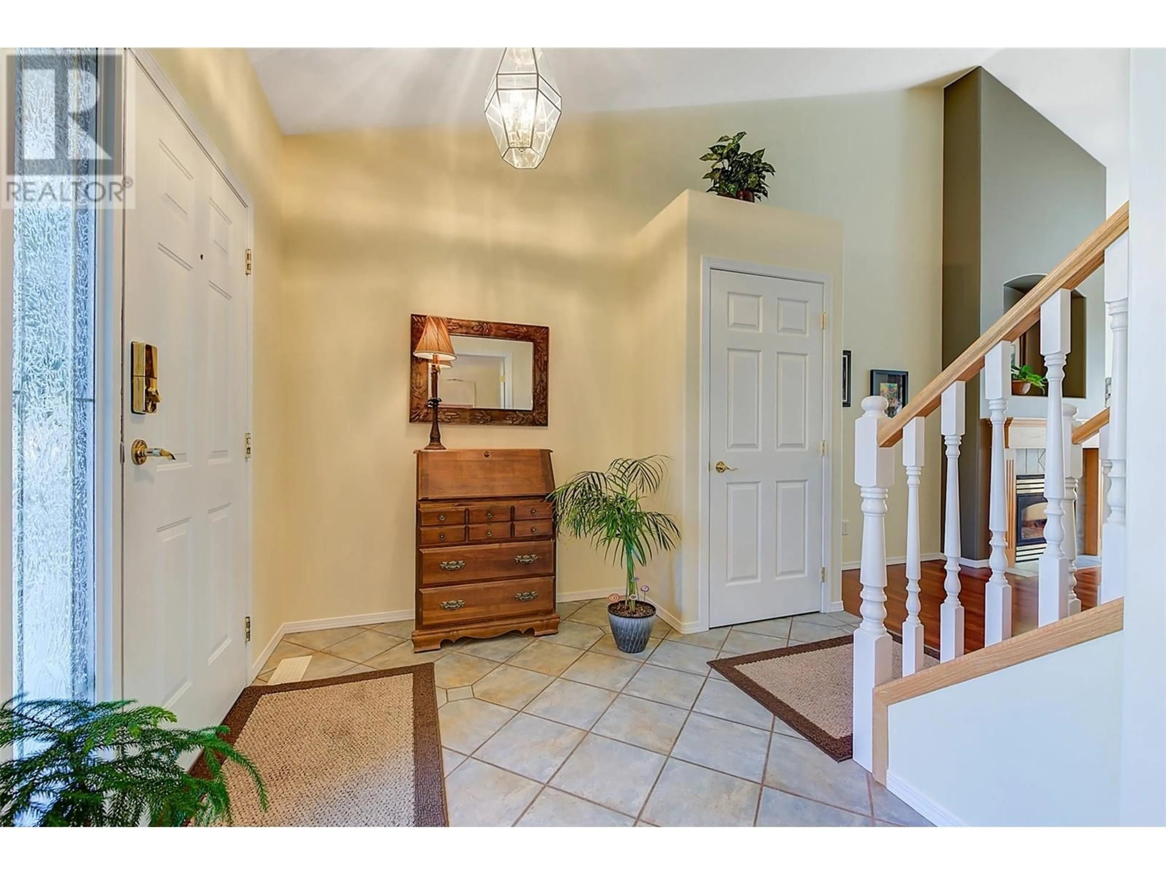 Indoor entryway for 1051 CHILCOTIN CRESCENT, Kelowna British Columbia V1V2L7