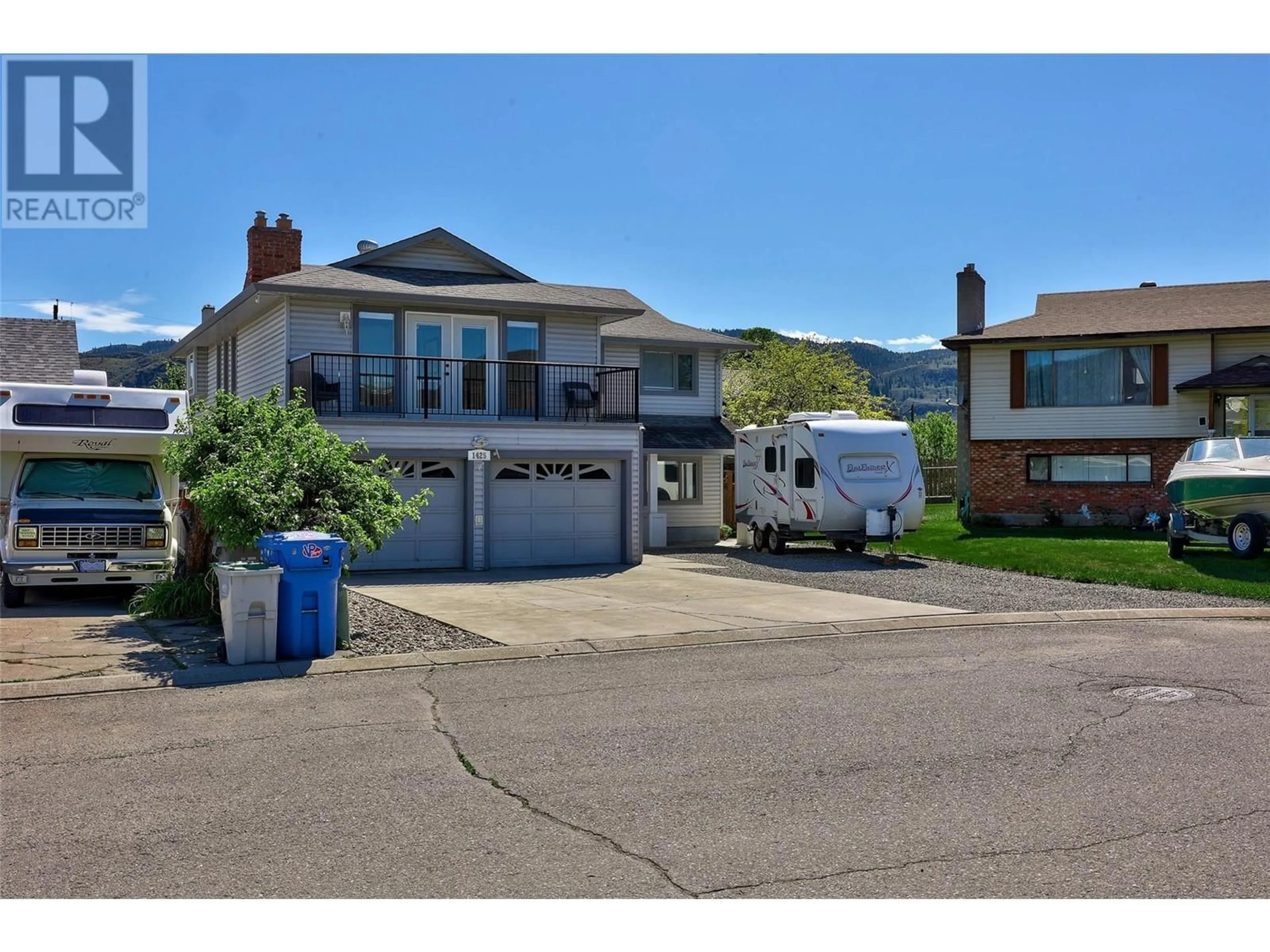 Home with vinyl exterior material, street for 1425 STRATFORD PLACE, Kamloops British Columbia V2B8E2