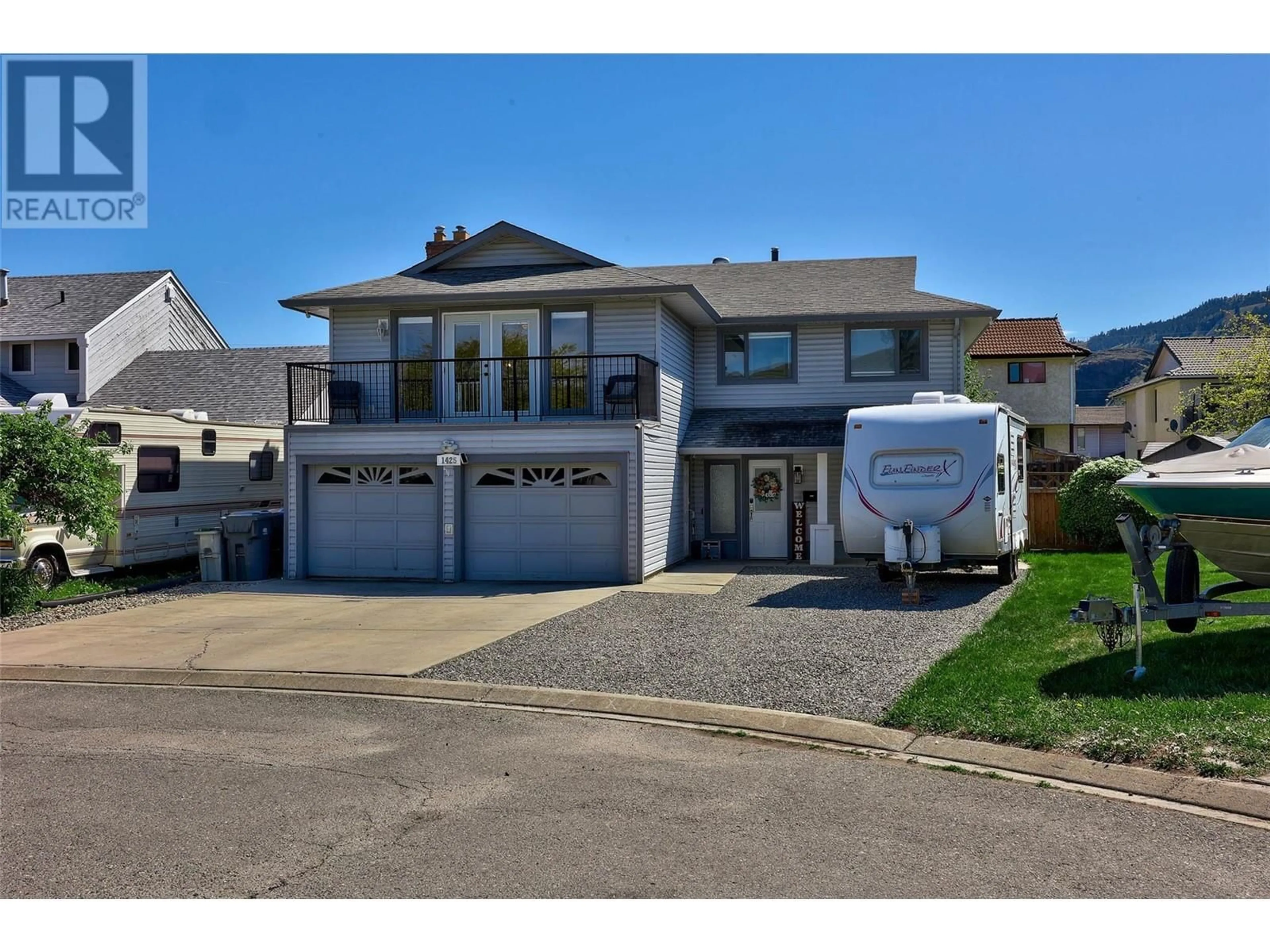 Home with vinyl exterior material, street for 1425 STRATFORD PLACE, Kamloops British Columbia V2B8E2