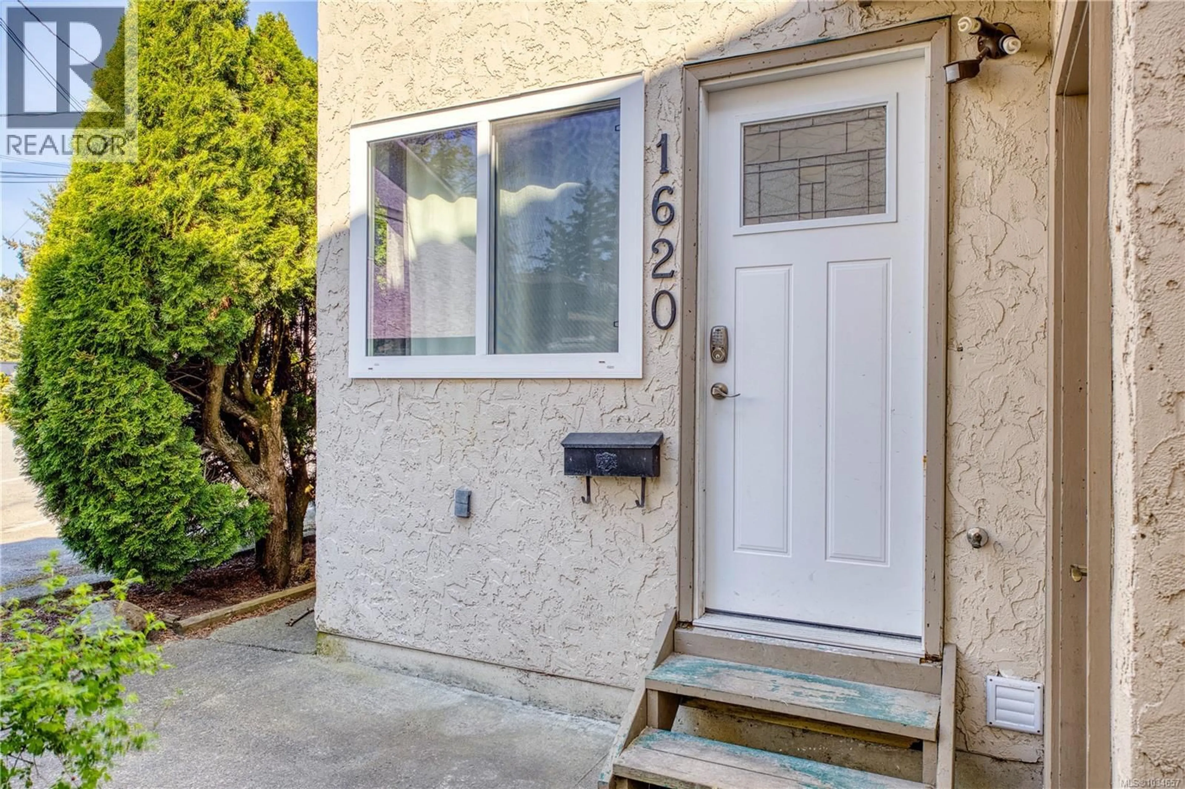 Indoor entryway for 1620 FULLER STREET, Nanaimo British Columbia V9S1B1