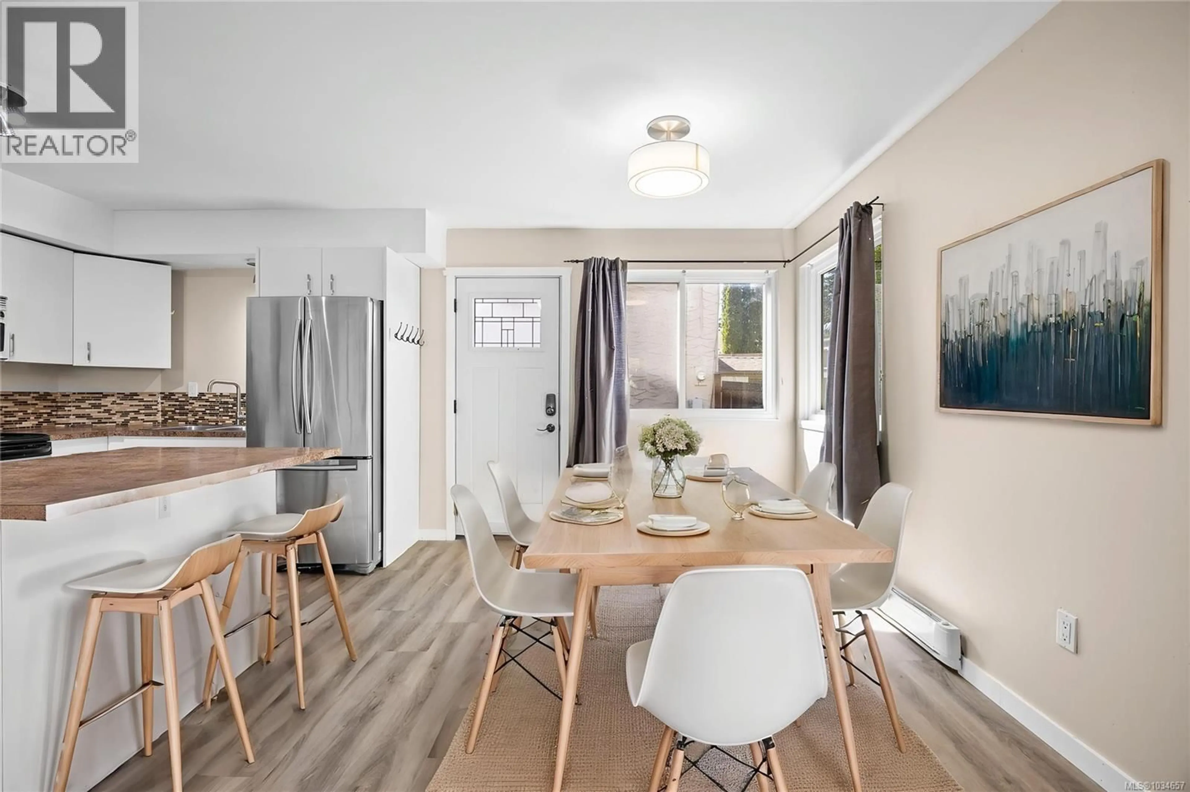 Dining room, wood/laminate floor for 1620 FULLER STREET, Nanaimo British Columbia V9S1B1