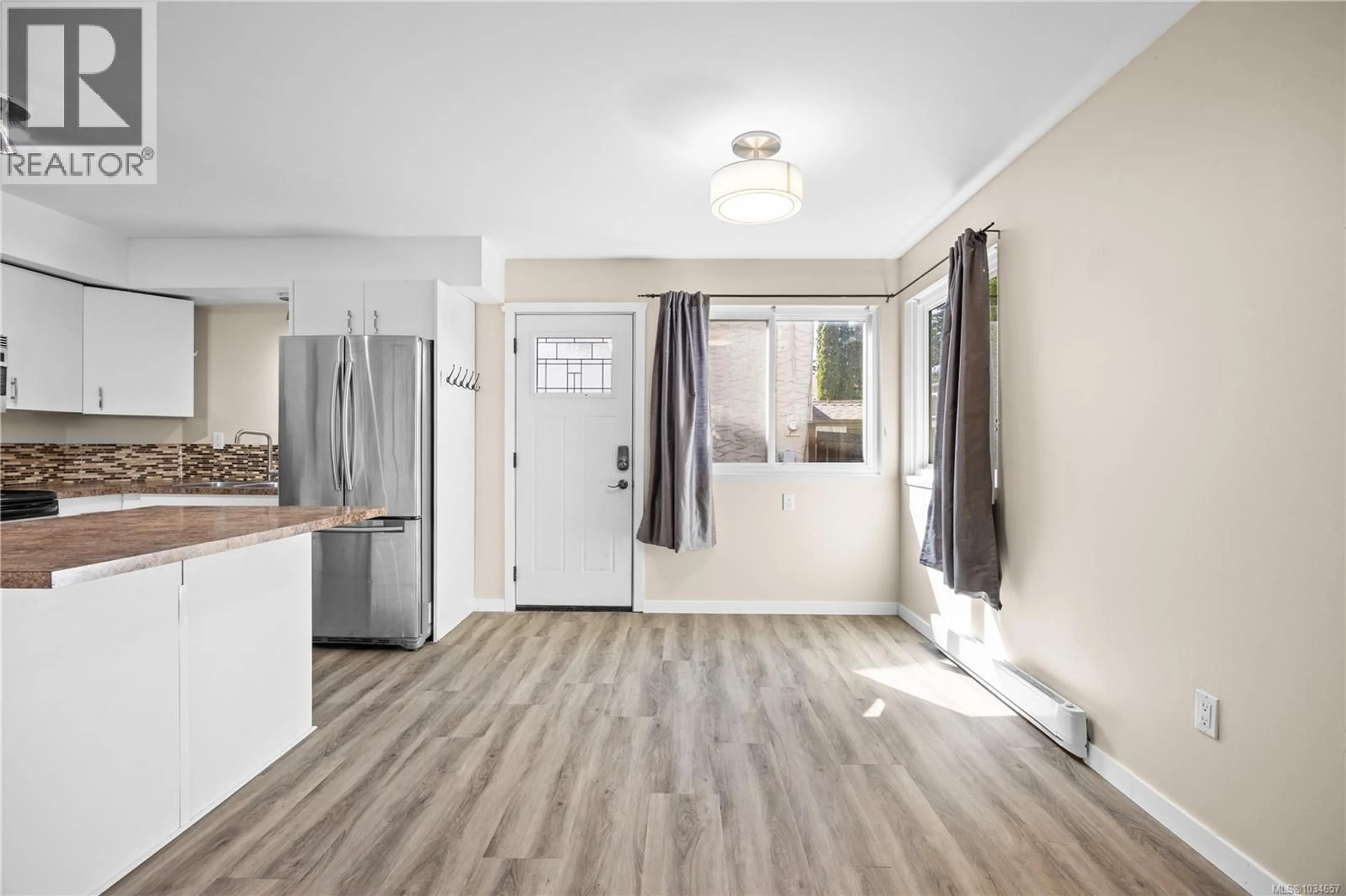 Indoor entryway for 1620 FULLER STREET, Nanaimo British Columbia V9S1B1