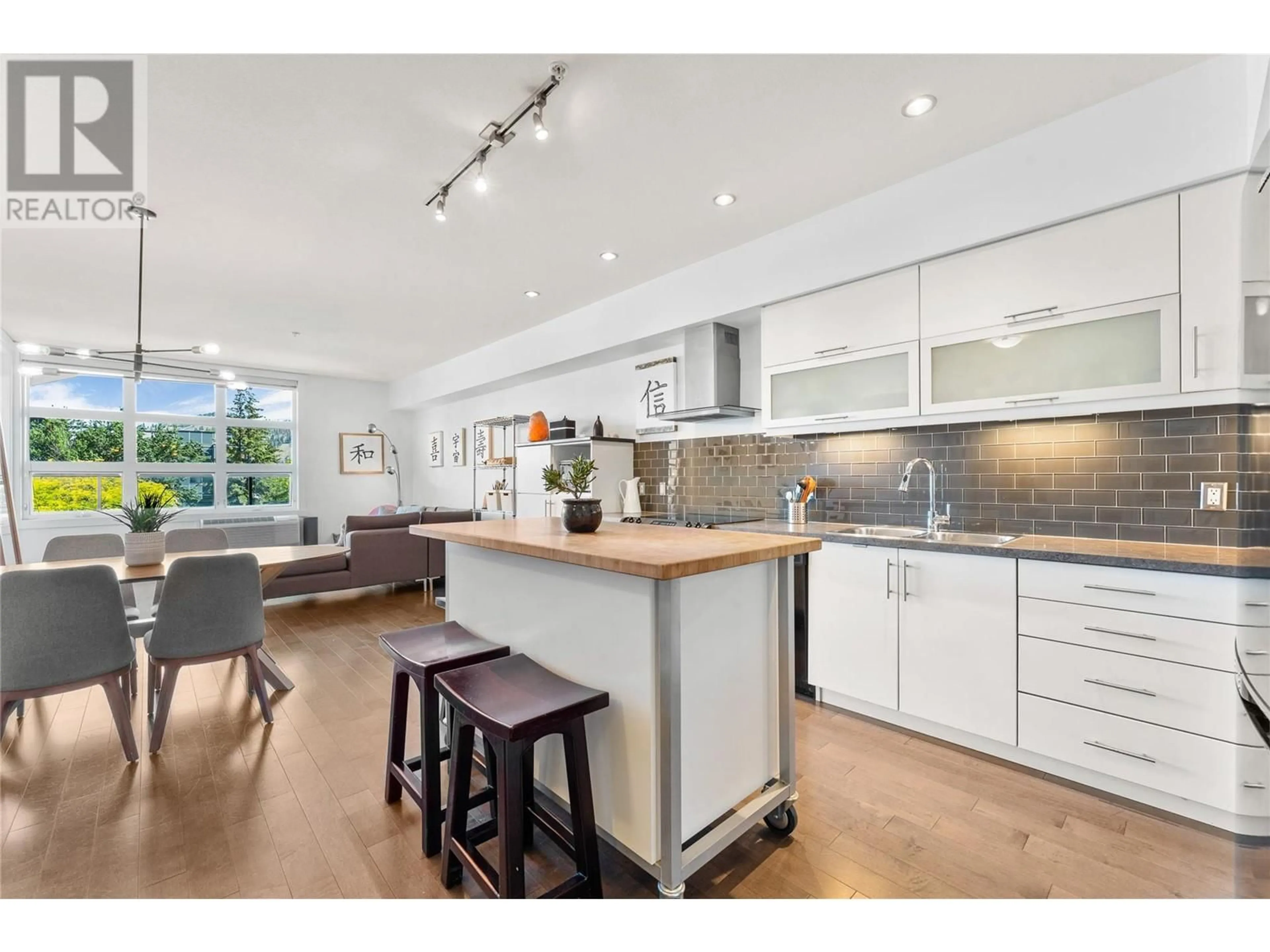 Open concept kitchen, wood/laminate floor for 307 - 700 MARTIN AVENUE, Kelowna British Columbia V1Y6V3