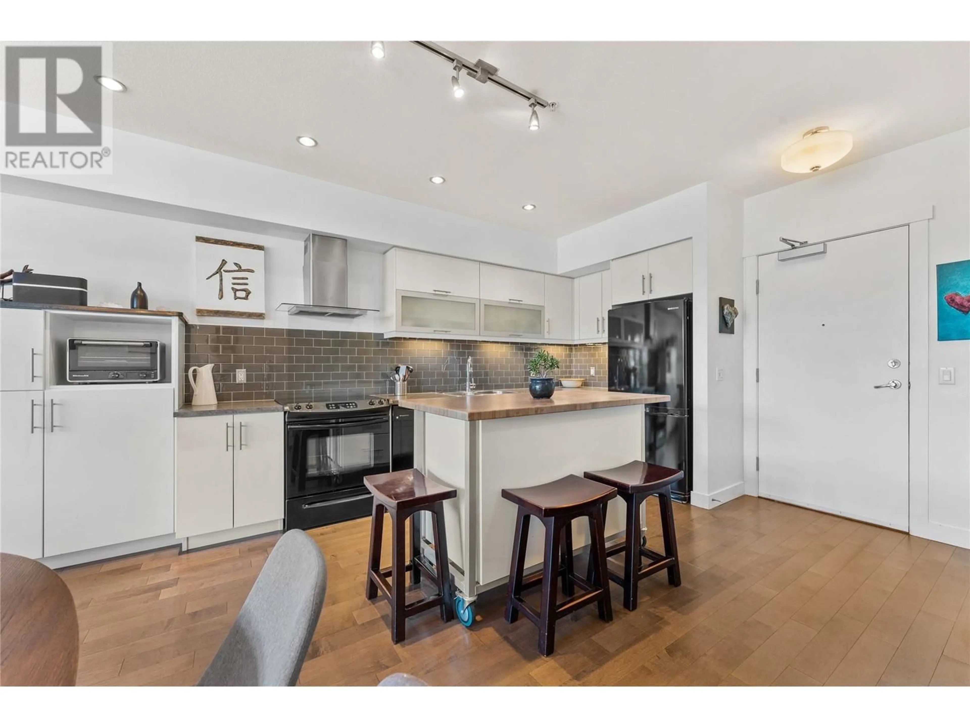 Open concept kitchen, wood/laminate floor for 307 - 700 MARTIN AVENUE, Kelowna British Columbia V1Y6V3