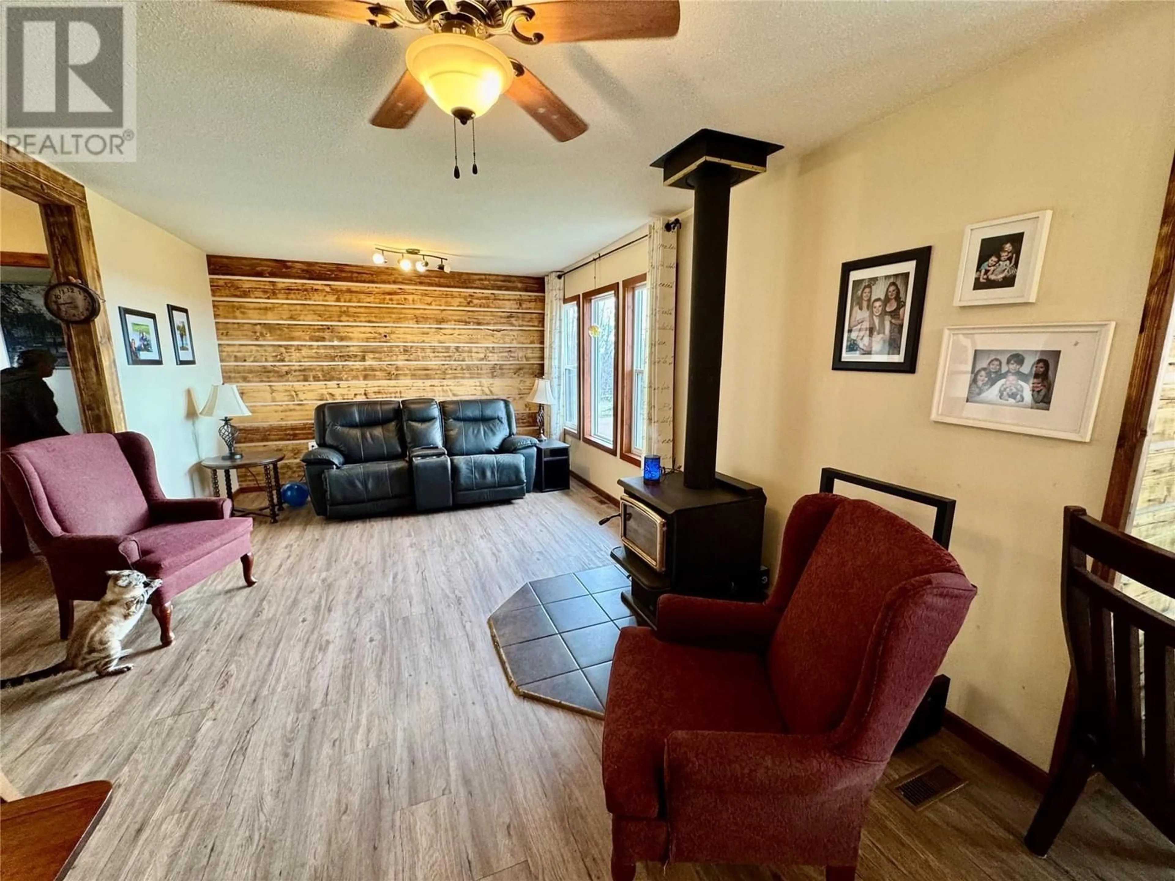 Living room with furniture, wood/laminate floor for 1016 240 ROAD, Out of Area British Columbia V0C1K0