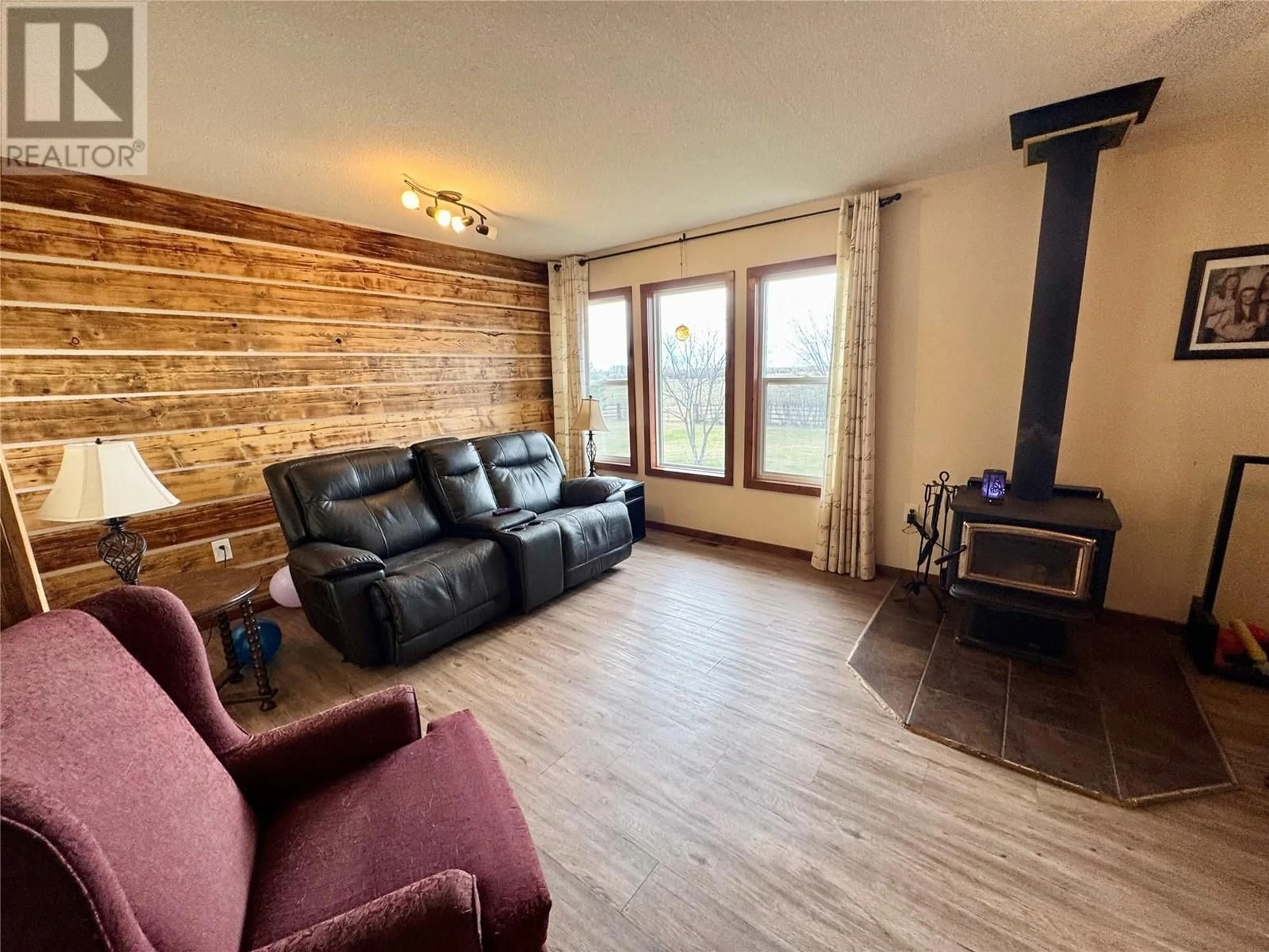 Living room with furniture, wood/laminate floor for 1016 240 ROAD, Out of Area British Columbia V0C1K0