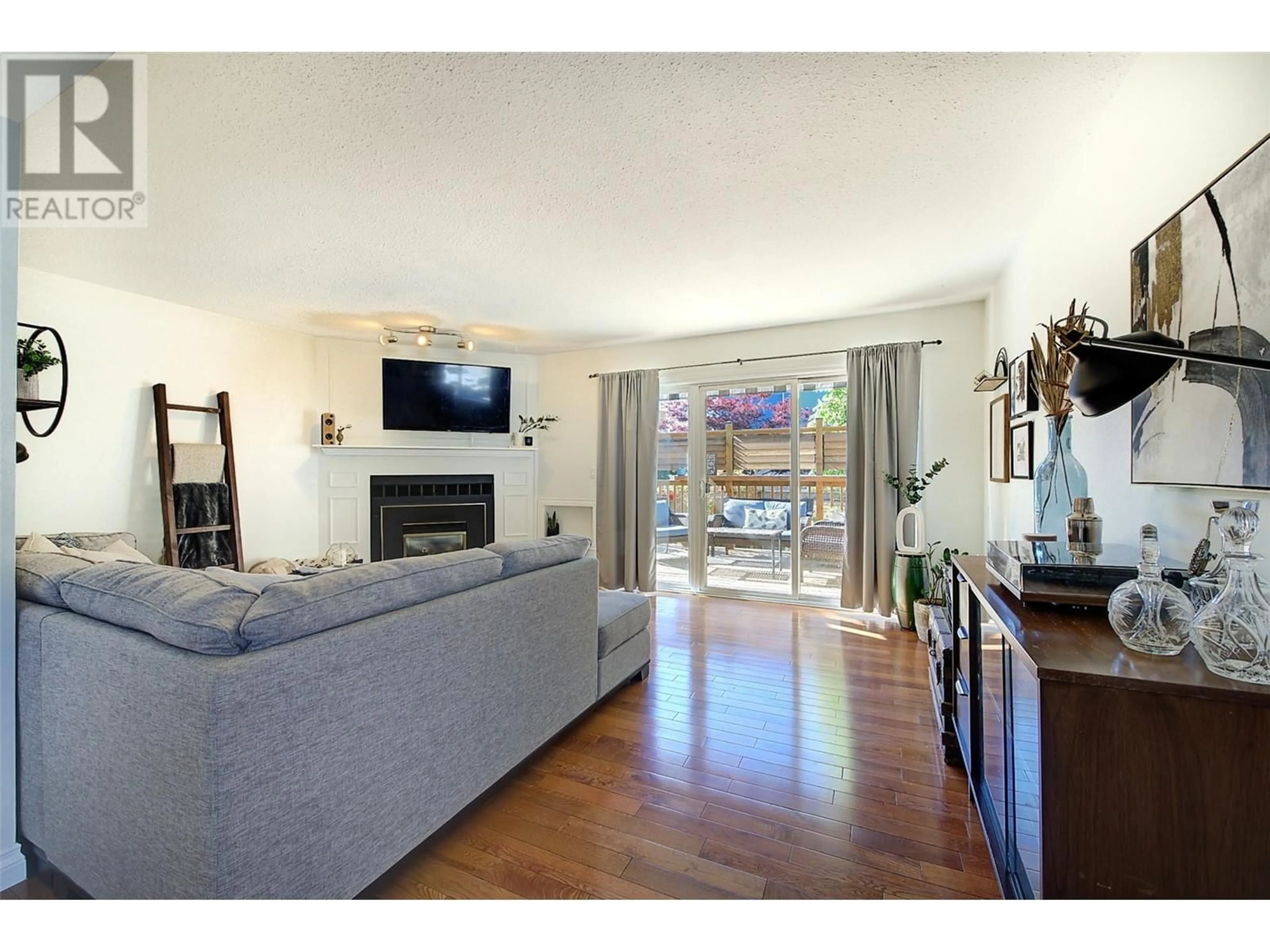 Living room with furniture, wood/laminate floor for 23 - 1950 BURTCH ROAD, Kelowna British Columbia V1Y4B2