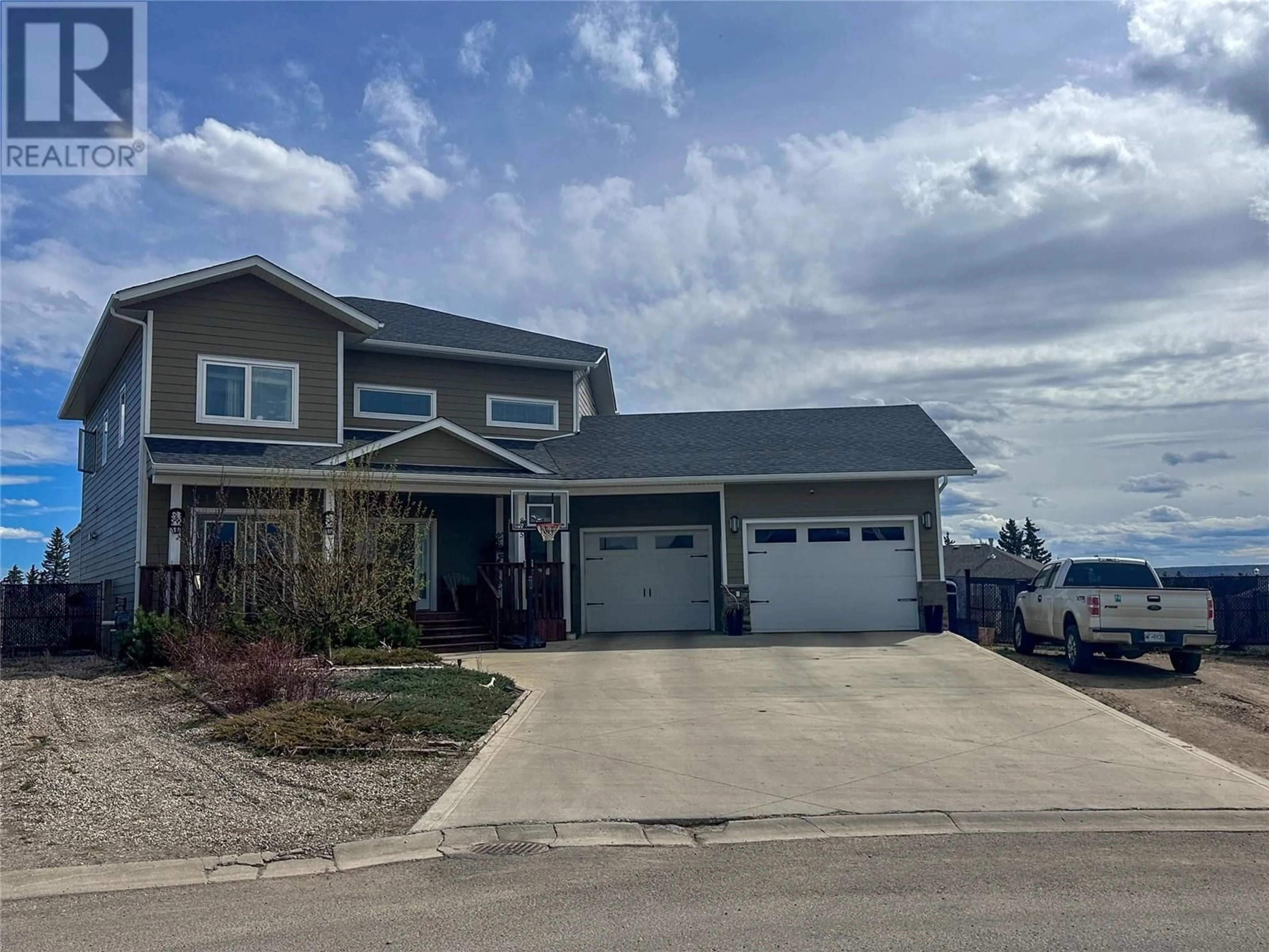 Home with vinyl exterior material, street for 805 89 AVENUE, Dawson Creek British Columbia V1G0A8