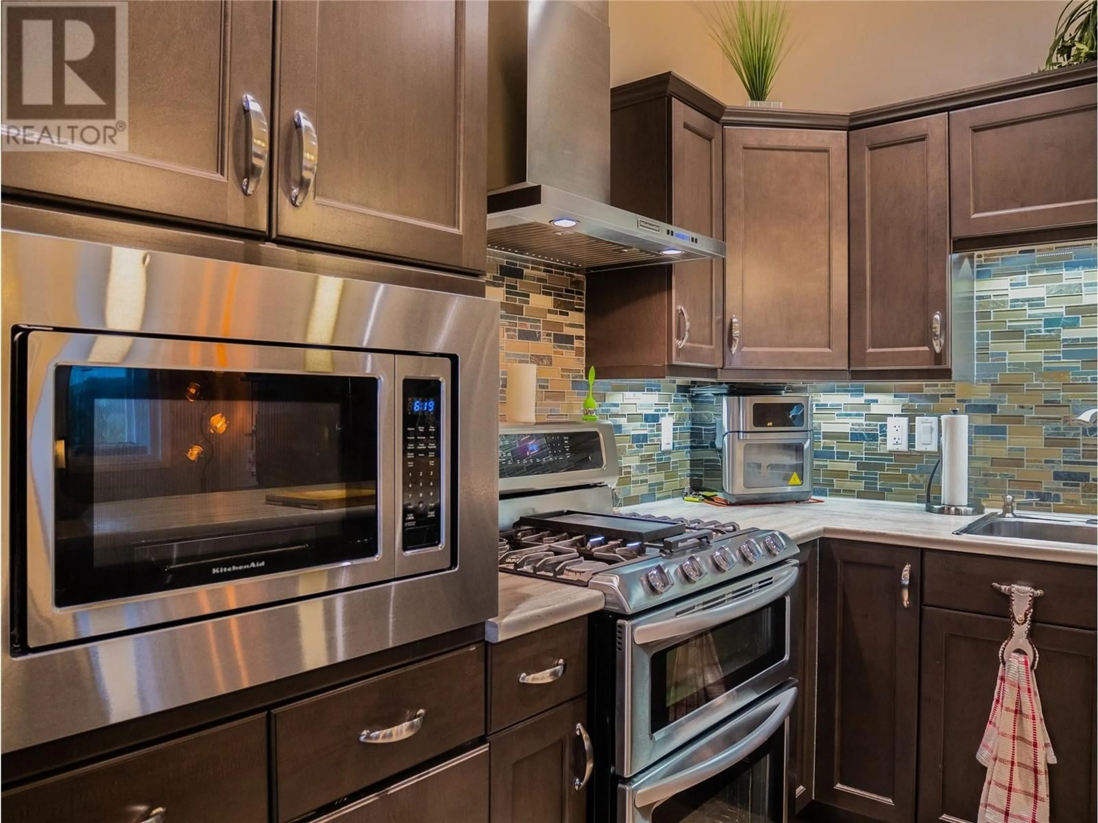 Contemporary kitchen, ceramic/tile floor for 805 89 AVENUE, Dawson Creek British Columbia V1G0A8