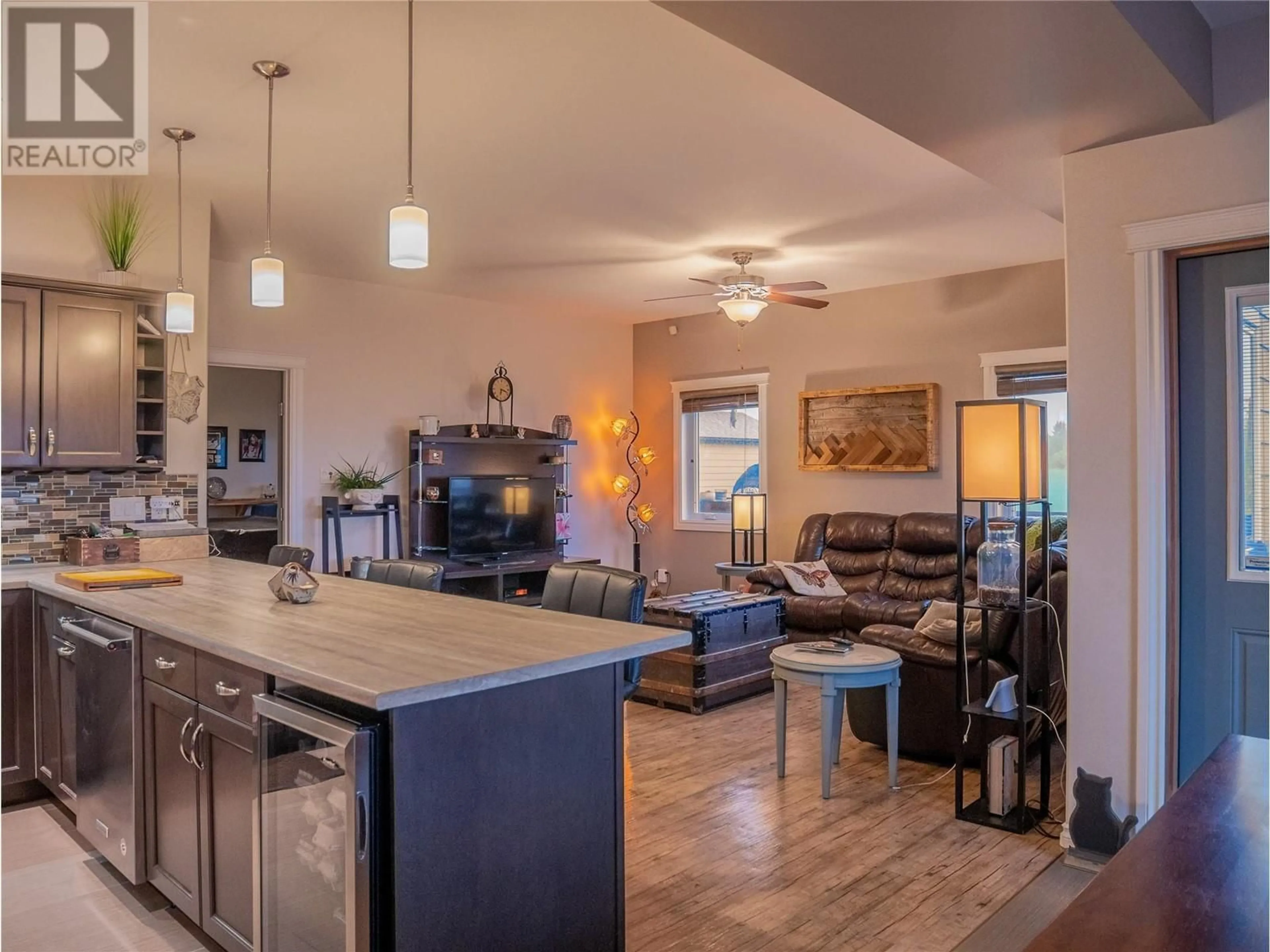 Open concept kitchen, unknown for 805 89 AVENUE, Dawson Creek British Columbia V1G0A8