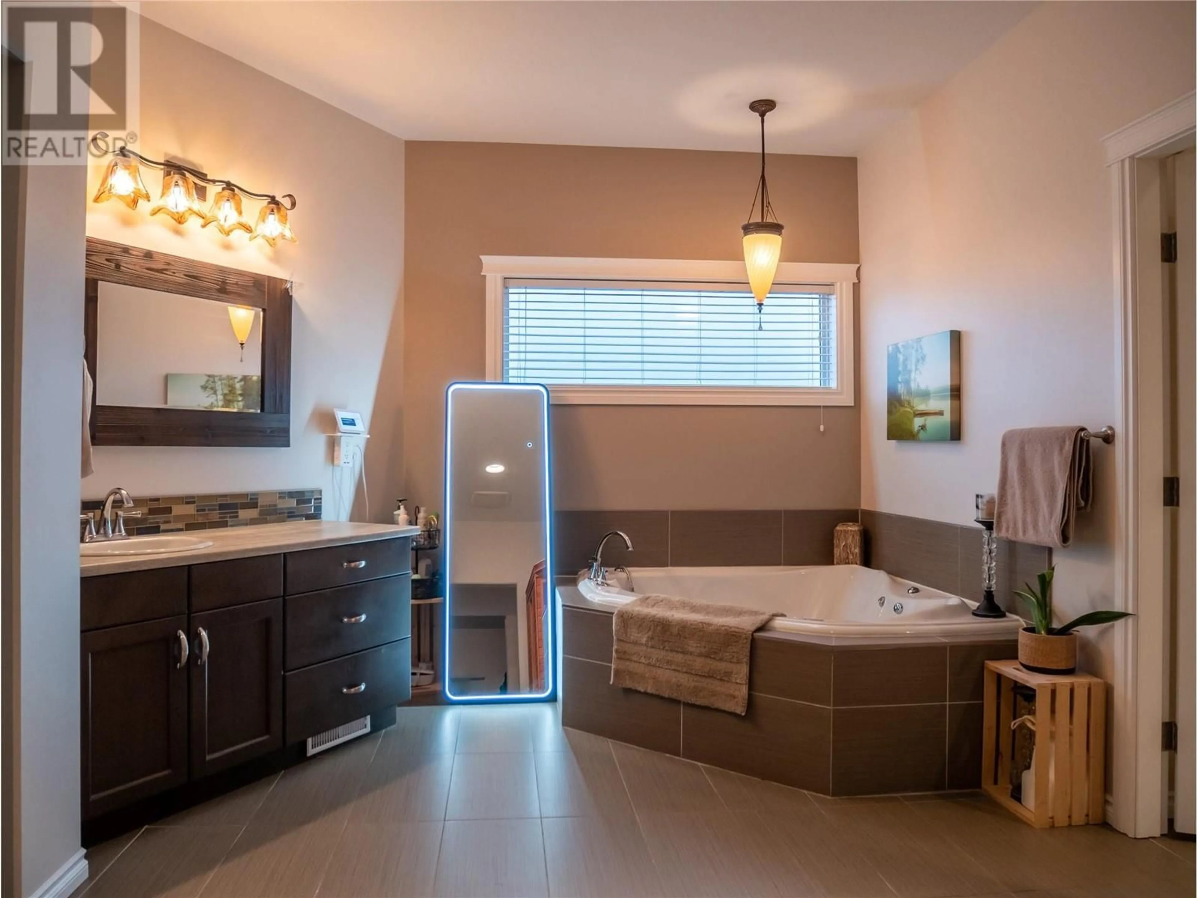 Contemporary bathroom, ceramic/tile floor for 805 89 AVENUE, Dawson Creek British Columbia V1G0A8