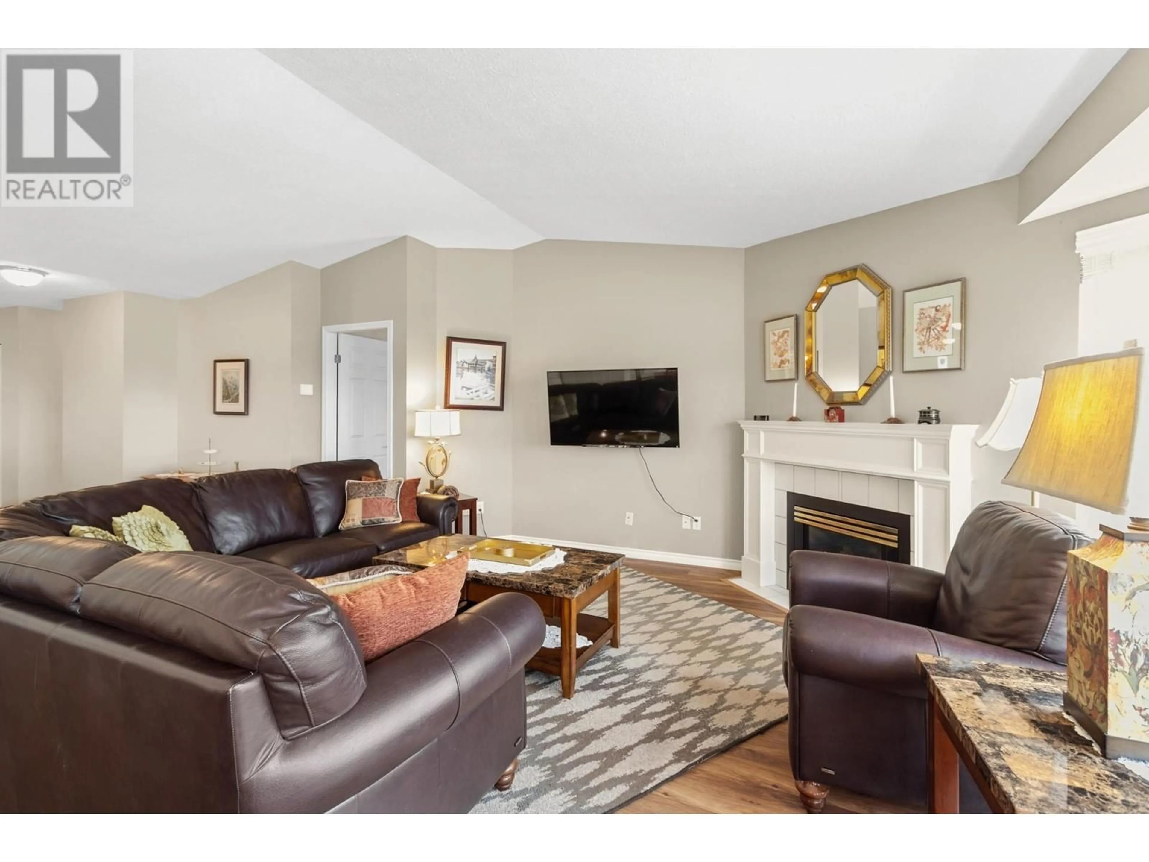 Living room with furniture, wood/laminate floor for 93 - 1950 BRAEVIEW PLACE, Kamloops British Columbia V1S1R8