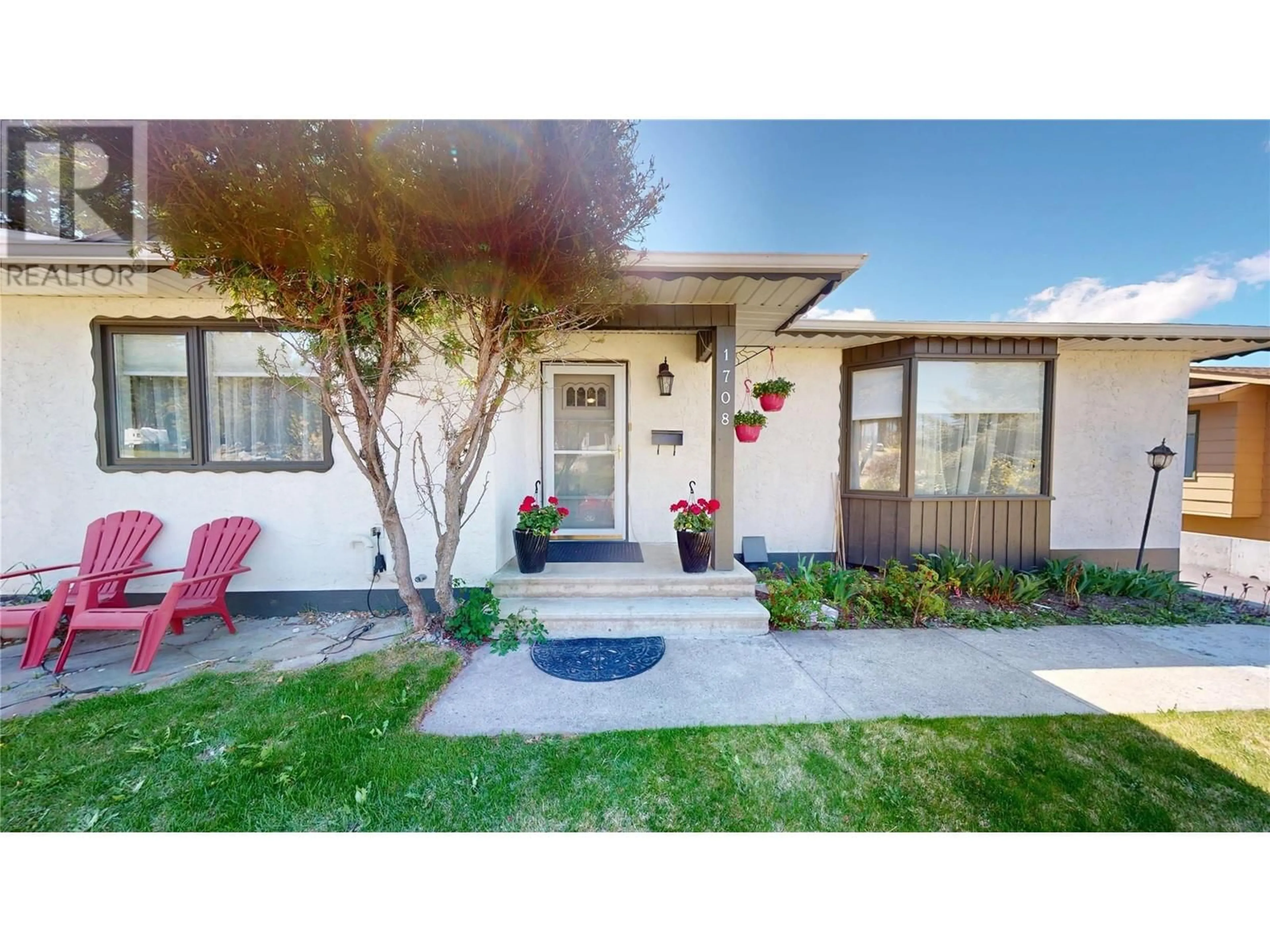 Home with vinyl exterior material, street for 1708 MT NELSON CRESCENT, Cranbrook British Columbia V1C5T7