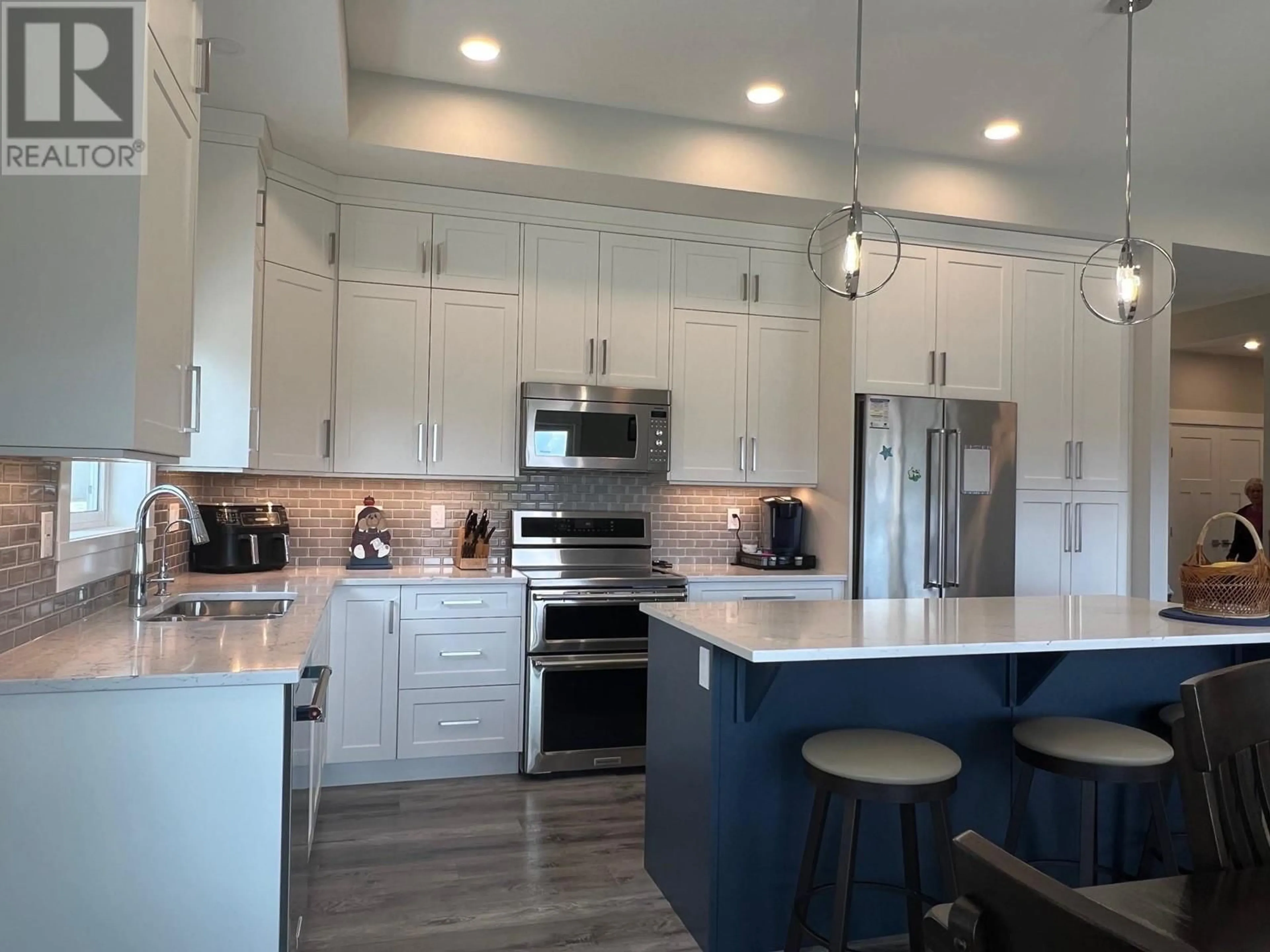Open concept kitchen, ceramic/tile floor for 1027 10 TH AVENUE, Vernon British Columbia V1H1Z1
