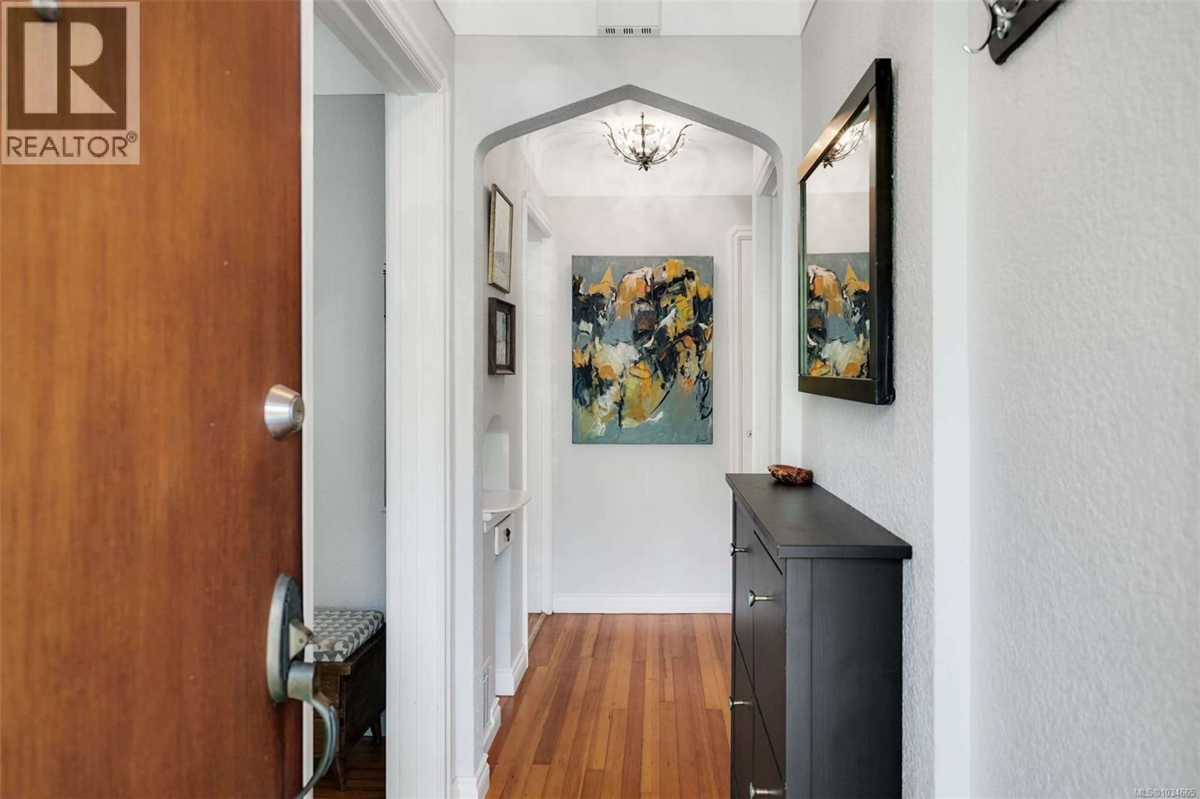 Indoor entryway for 4035 SAANICH ROAD, Saanich British Columbia V8X1Z2