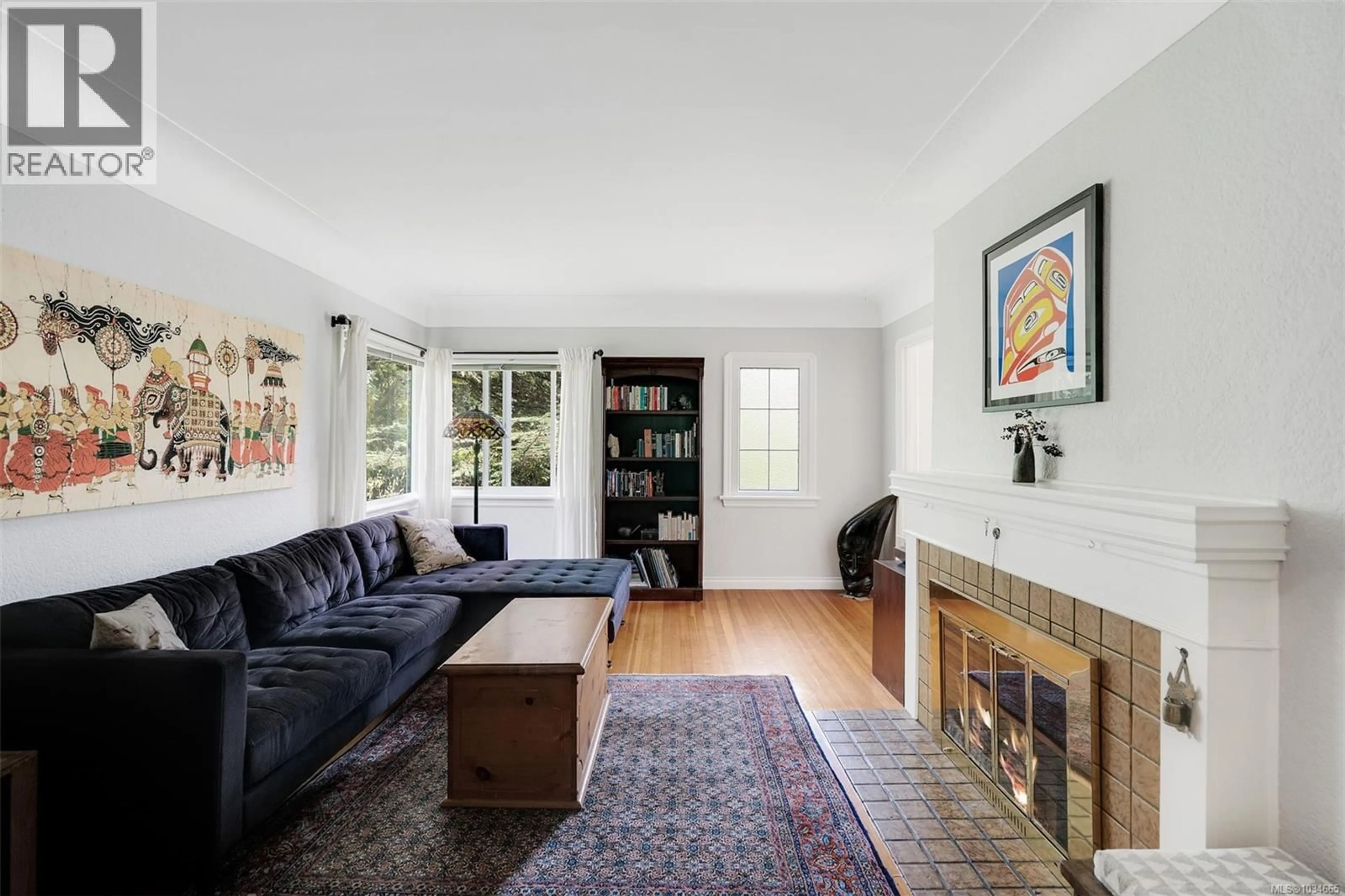 Living room with furniture, unknown for 4035 SAANICH ROAD, Saanich British Columbia V8X1Z2