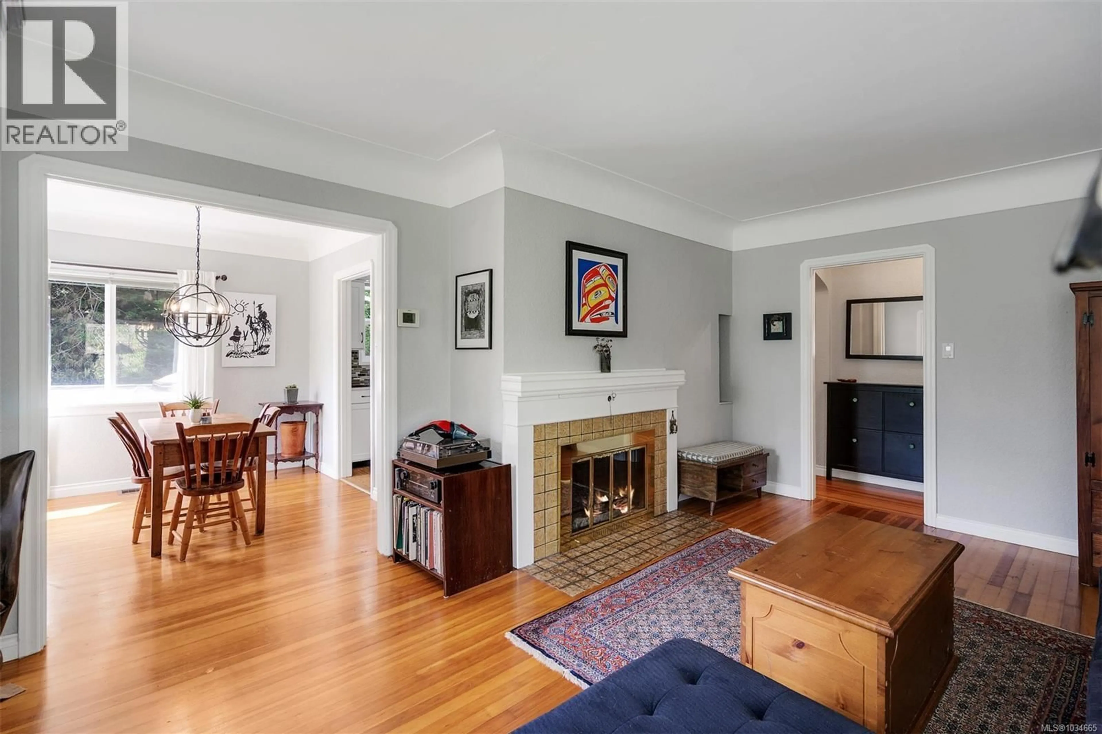 Living room with furniture, unknown for 4035 SAANICH ROAD, Saanich British Columbia V8X1Z2