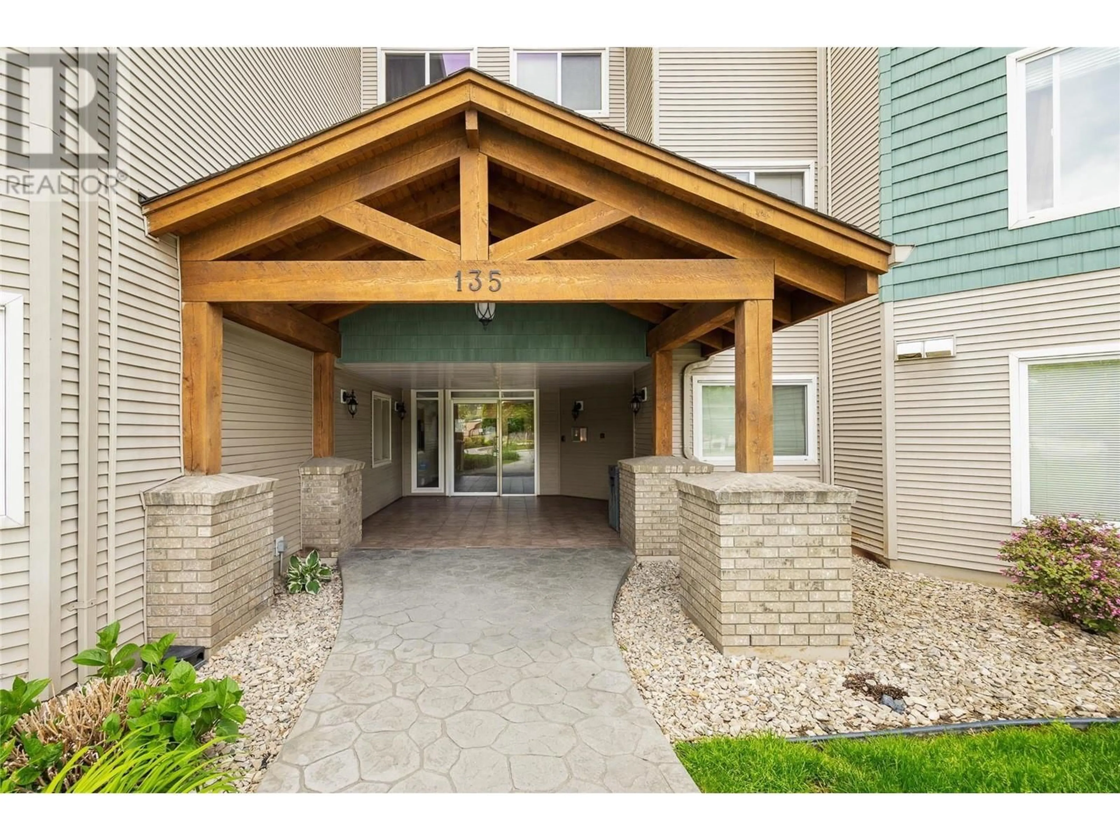 Indoor foyer for 311 - 135 ZIPRICK ROAD, Kelowna British Columbia V1X8B2