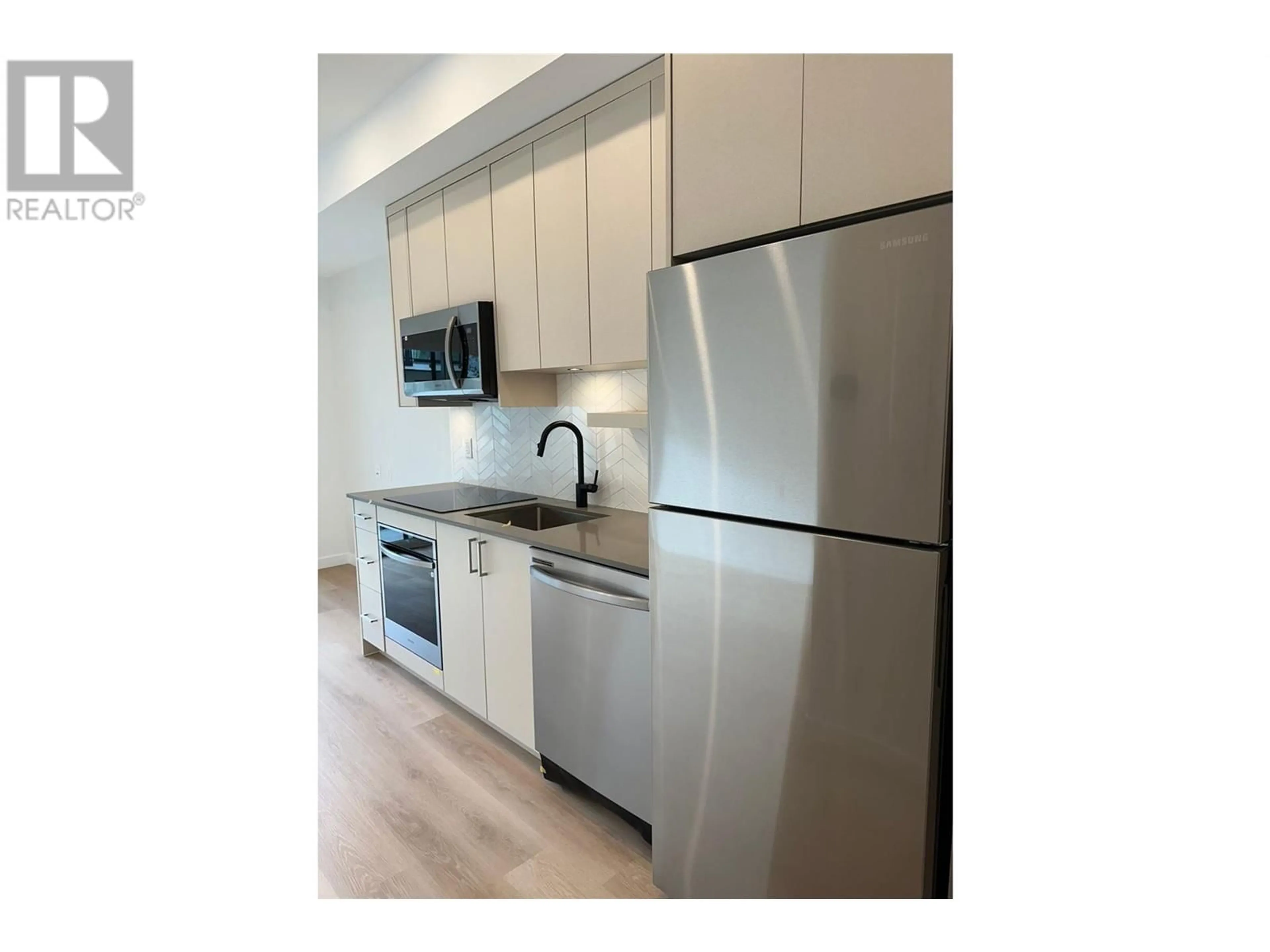 Standard kitchen, wood/laminate floor for 443 - 1274 DEVONSHIRE AVENUE, Kelowna British Columbia V1Y0M7