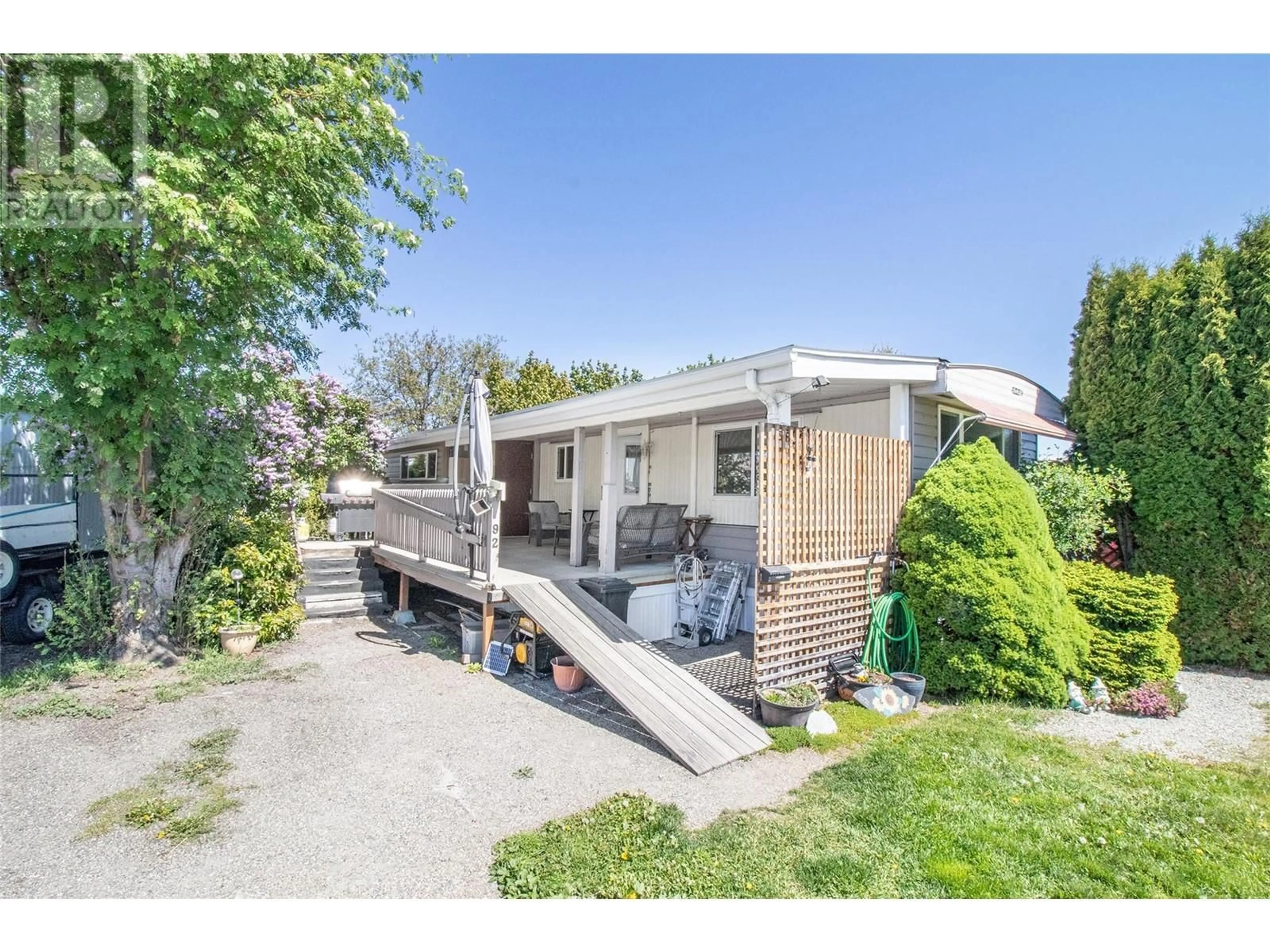 A pic from outside/outdoor area/front of a property/back of a property/a pic from drone, street for 92 - 3745 LAKESHORE ROAD, Kelowna British Columbia V1W3K4