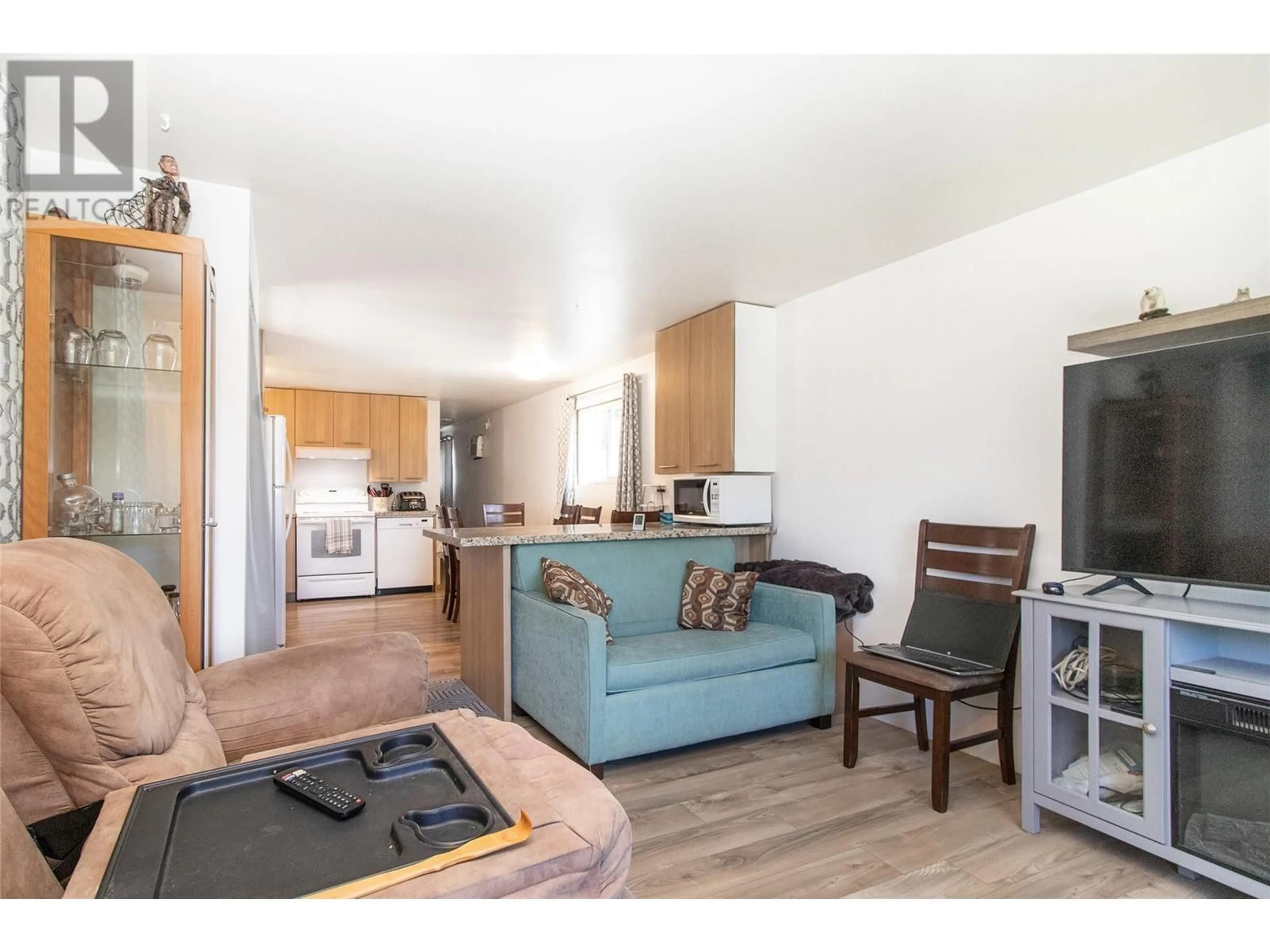 Living room with furniture, wood/laminate floor for 92 - 3745 LAKESHORE ROAD, Kelowna British Columbia V1W3K4